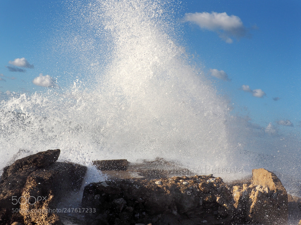 Olympus OM-D E-M5 II sample photo. Wave photography