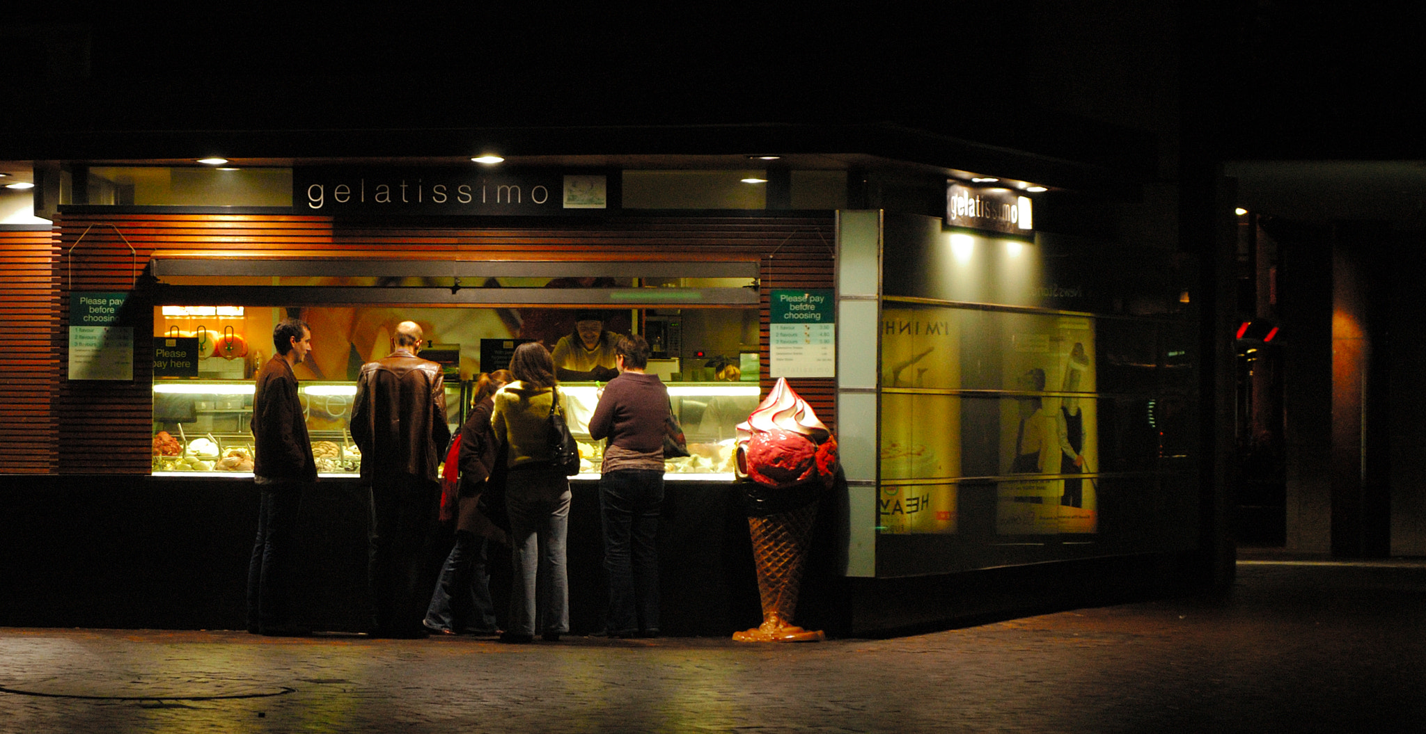 Nikon D70 + AF Zoom-Nikkor 35-80mm f/4-5.6D N sample photo. Ice cream shop photography