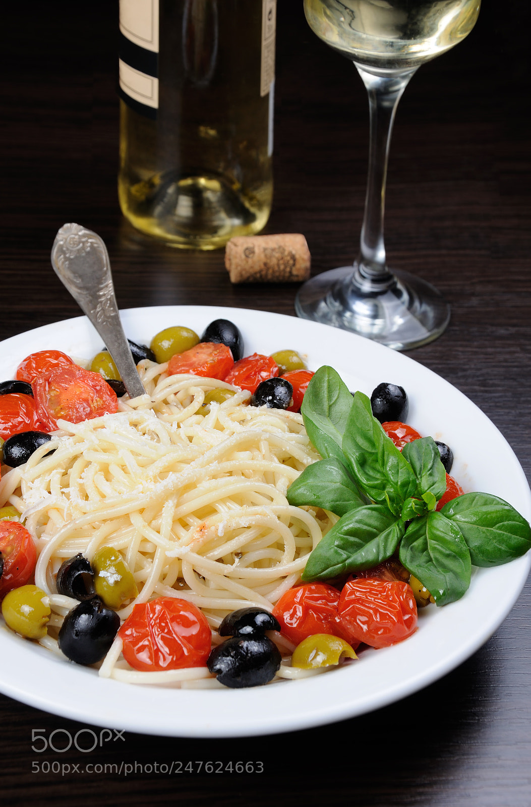 Nikon D90 sample photo. Spaghetti with olives and photography