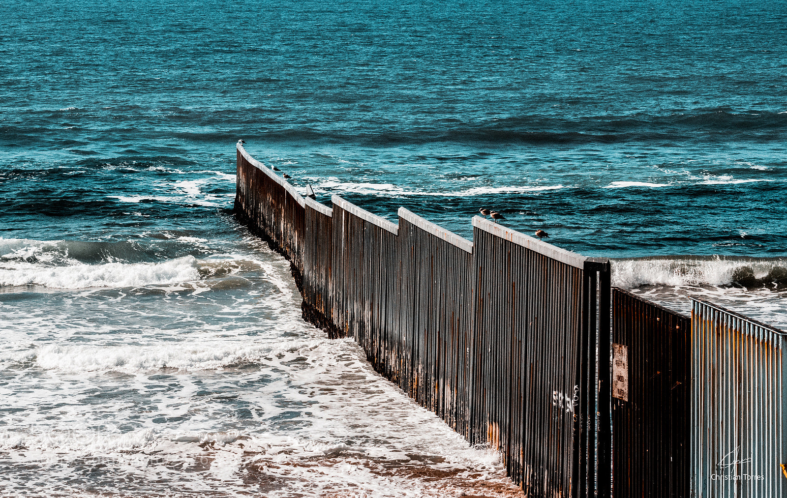 Canon EOS 60D sample photo. Mex-usa beach border photography