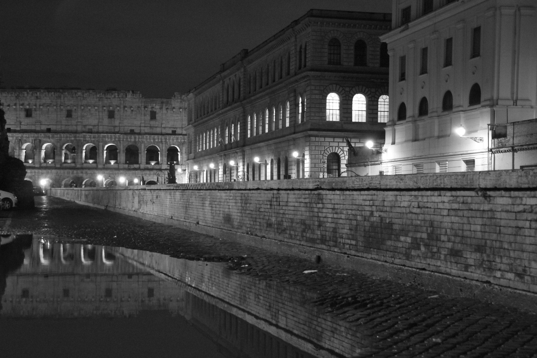 Canon EOS 7D + Tamron 18-270mm F3.5-6.3 Di II VC PZD sample photo. Reflection in roma photography