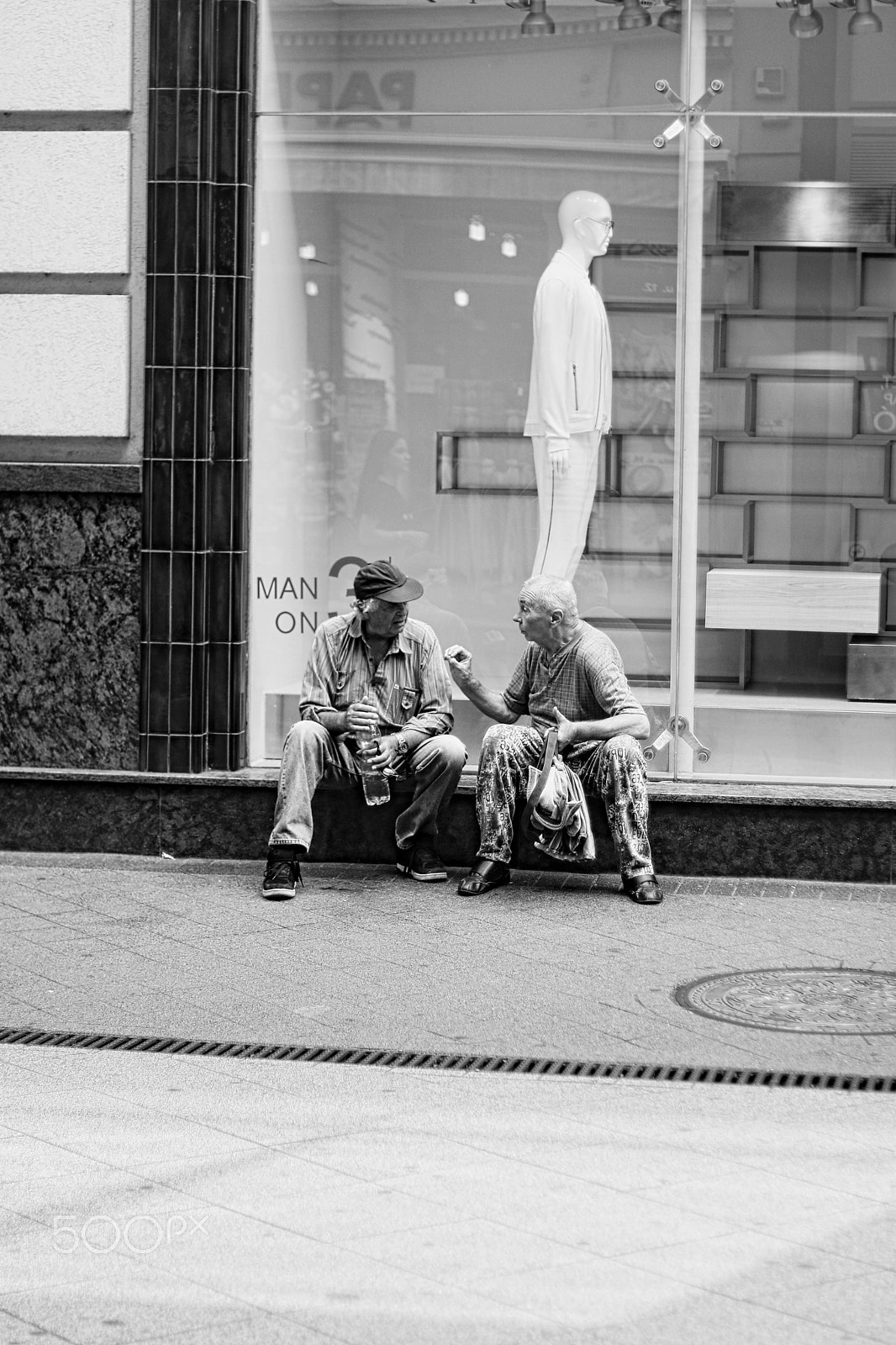 Canon EOS 750D (EOS Rebel T6i / EOS Kiss X8i) sample photo. Old men discussion photography