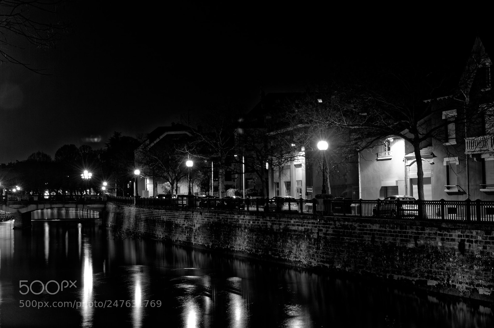 Nikon D3200 + Nikon AF-S DX Nikkor 35mm F1.8G sample photo. Savoureuse by night in photography
