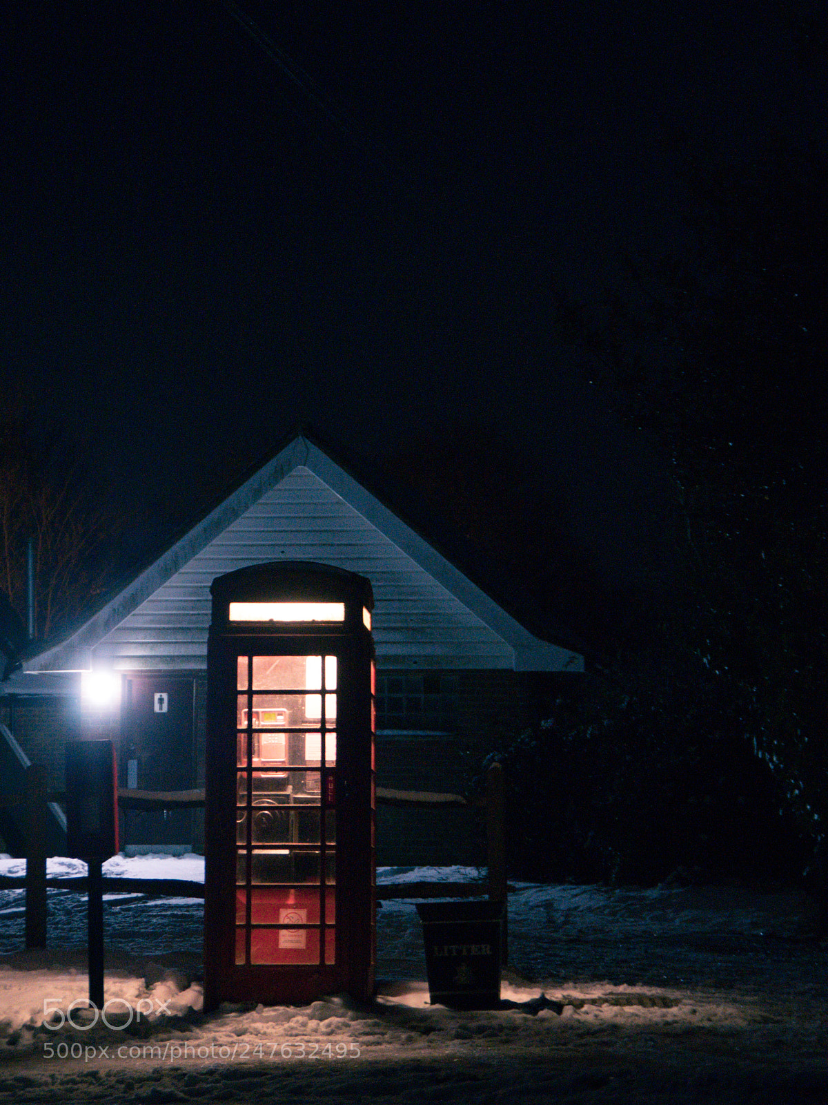 Pentax K-S2 sample photo. Telephone box photography