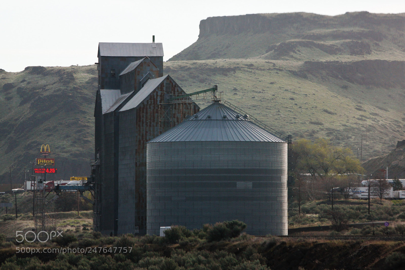 Canon EOS 500D (EOS Rebel T1i / EOS Kiss X3) sample photo. Grain tower photography