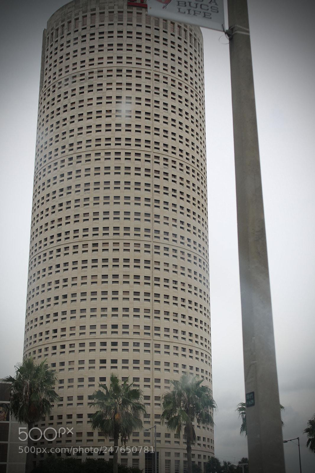 Canon EOS 1100D (EOS Rebel T3 / EOS Kiss X50) sample photo. Round building in tampa photography