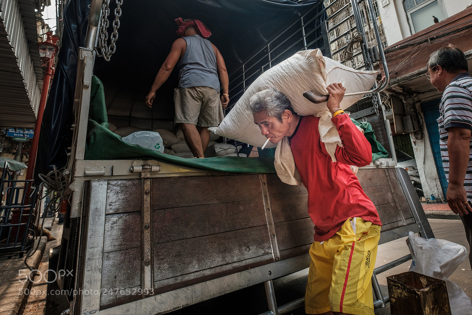 Fujifilm X-T2 sample photo. Bringing the peanuts in photography