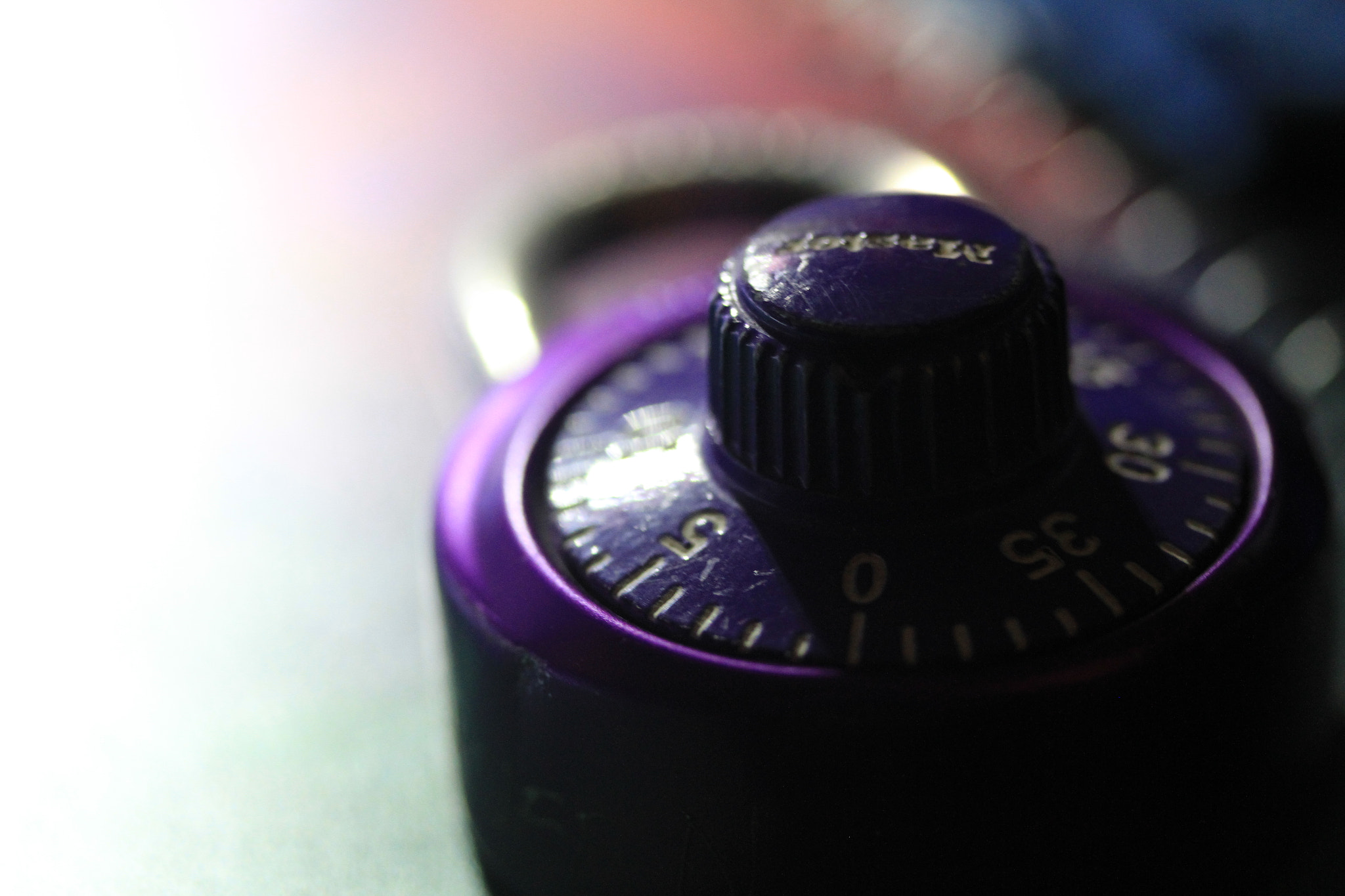 Canon EF-S 60mm F2.8 Macro USM sample photo. Lock photography