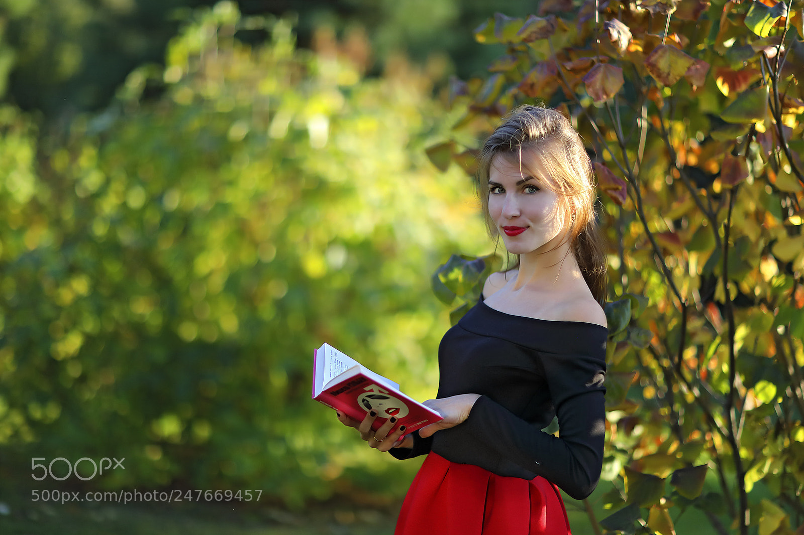 Canon EOS 5D Mark IV sample photo. The reading russian girl photography