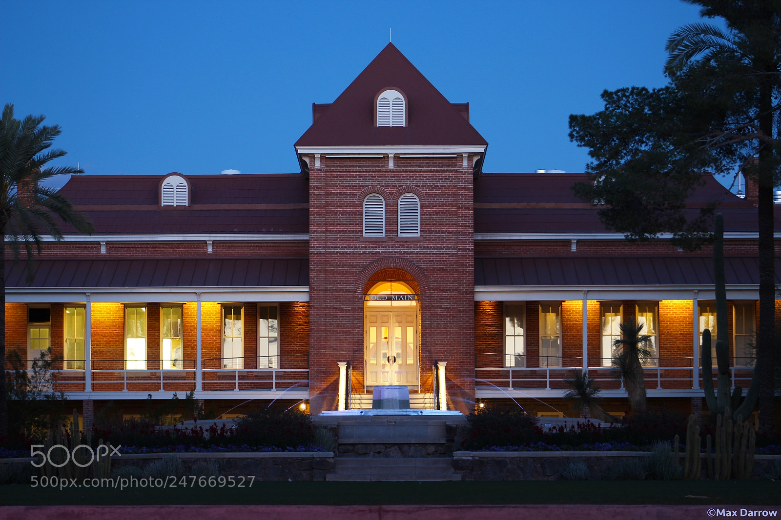 Canon EOS 1300D (EOS Rebel T6 / EOS Kiss X80) sample photo. Old main, university of photography