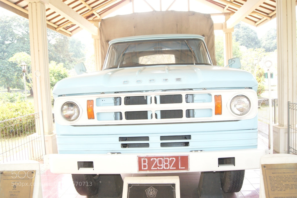 Sony Alpha DSLR-A230 sample photo. Ancient car photography