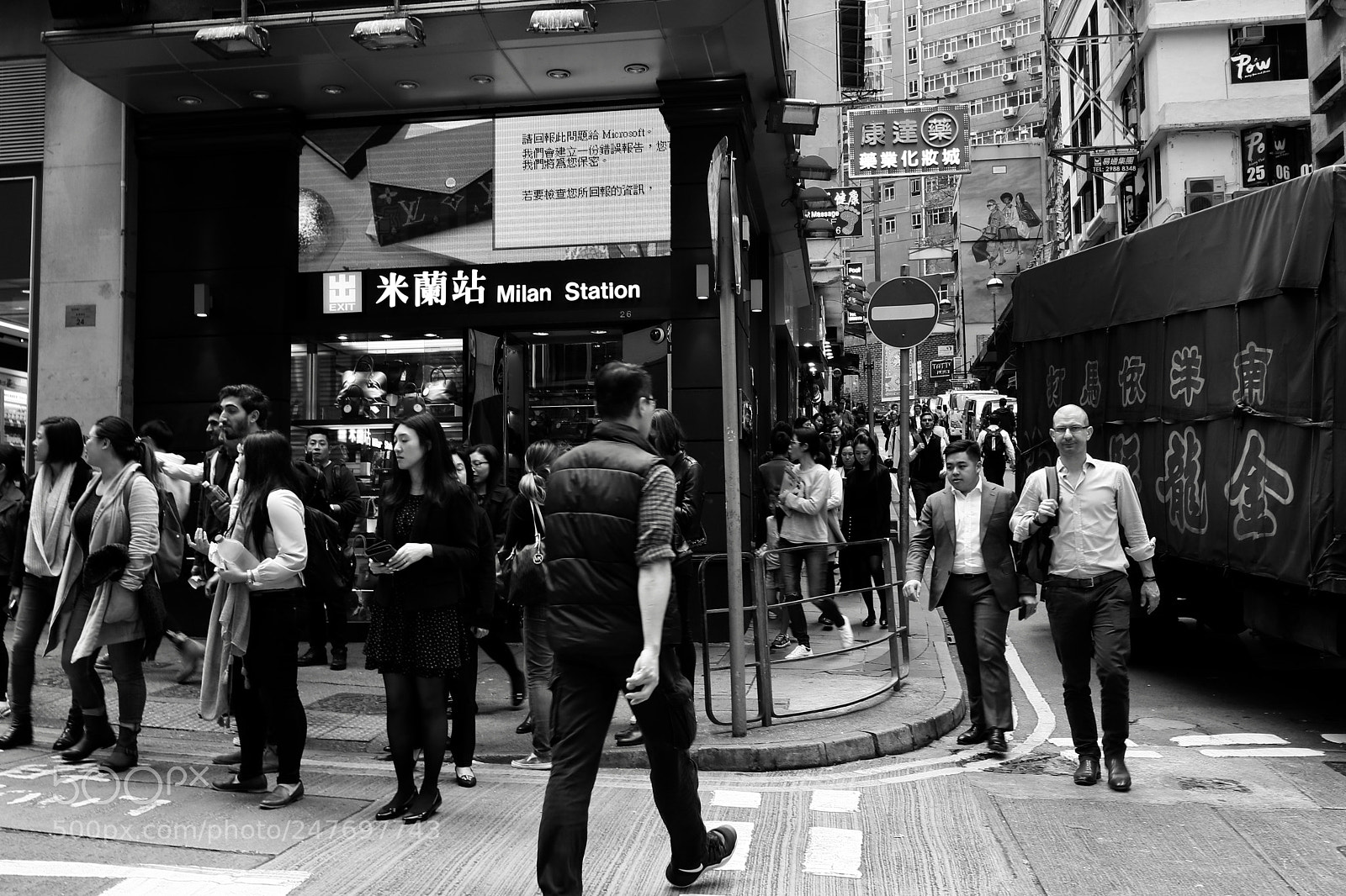 Canon EOS 80D sample photo. Crossing road photography