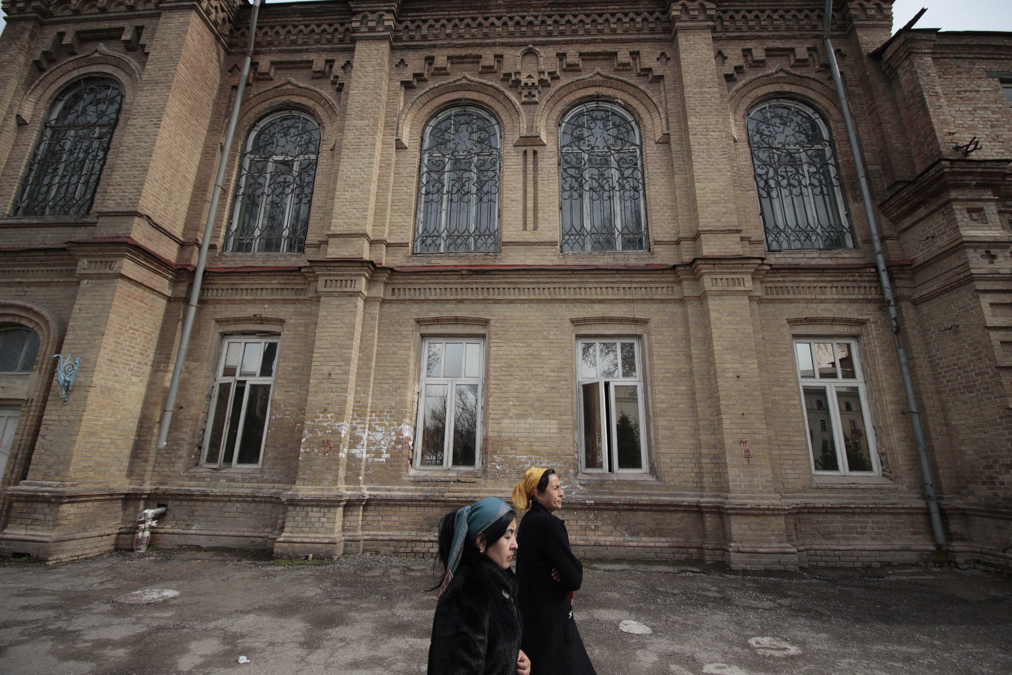 Canon EOS 650D (EOS Rebel T4i / EOS Kiss X6i) sample photo. Women in front of an old building in tashkent photography