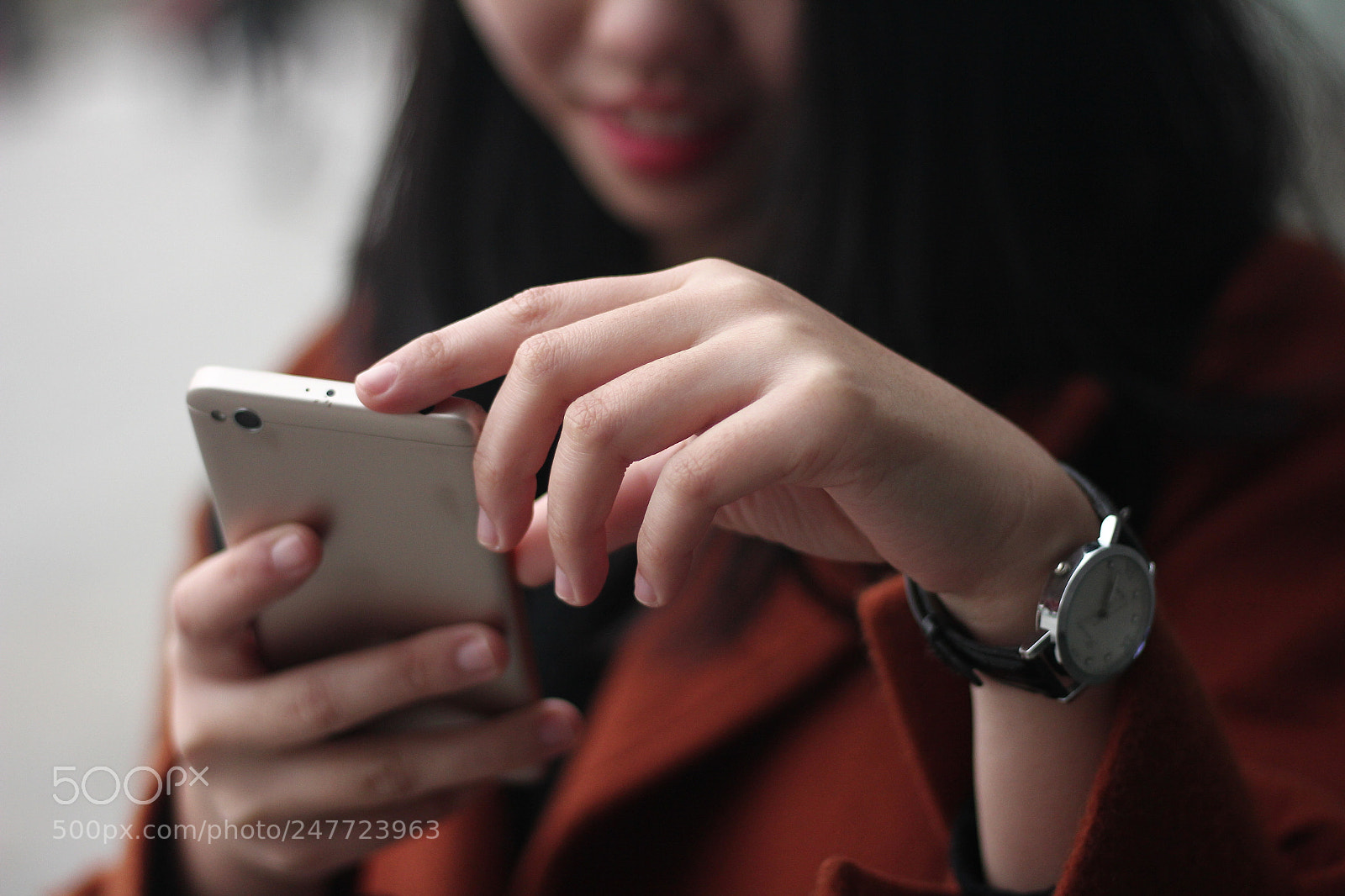 Canon EOS 60D + Canon EF 50mm F1.8 STM sample photo. Phone watch and fingers photography