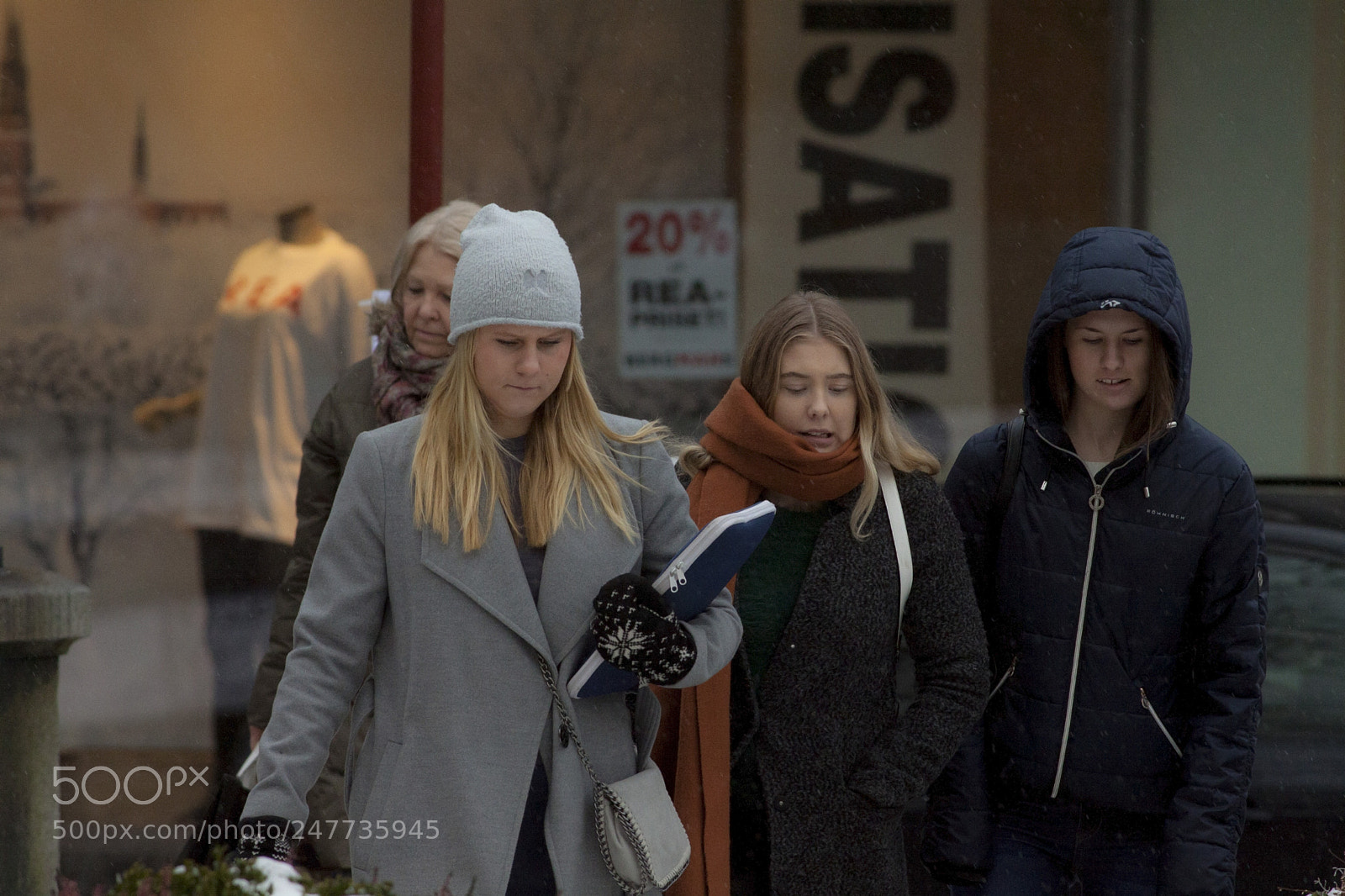 Canon EOS 50D sample photo. Pedestrians outside the ladies photography
