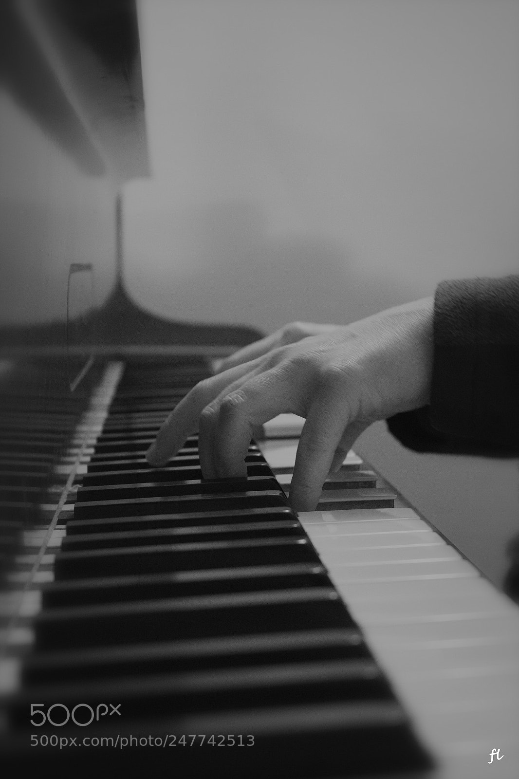 Canon EOS 600D (Rebel EOS T3i / EOS Kiss X5) sample photo. Piano photography