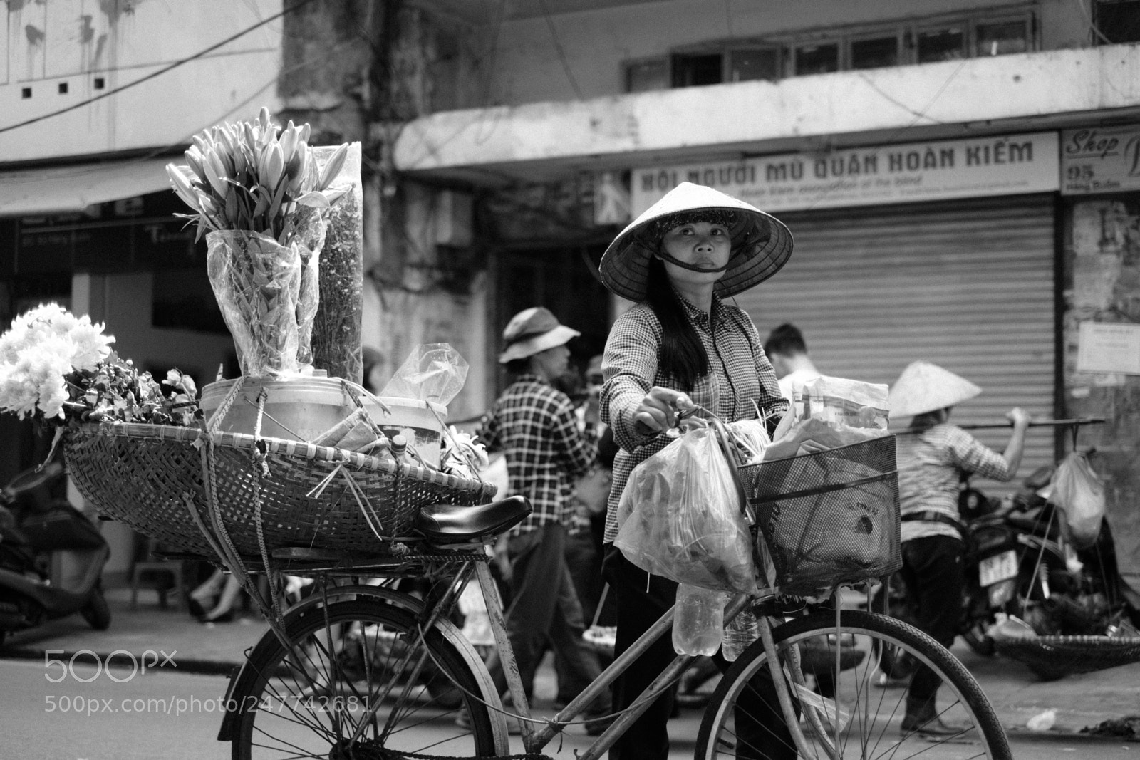 Fujifilm X-Pro2 sample photo. Woman selling flowers in photography