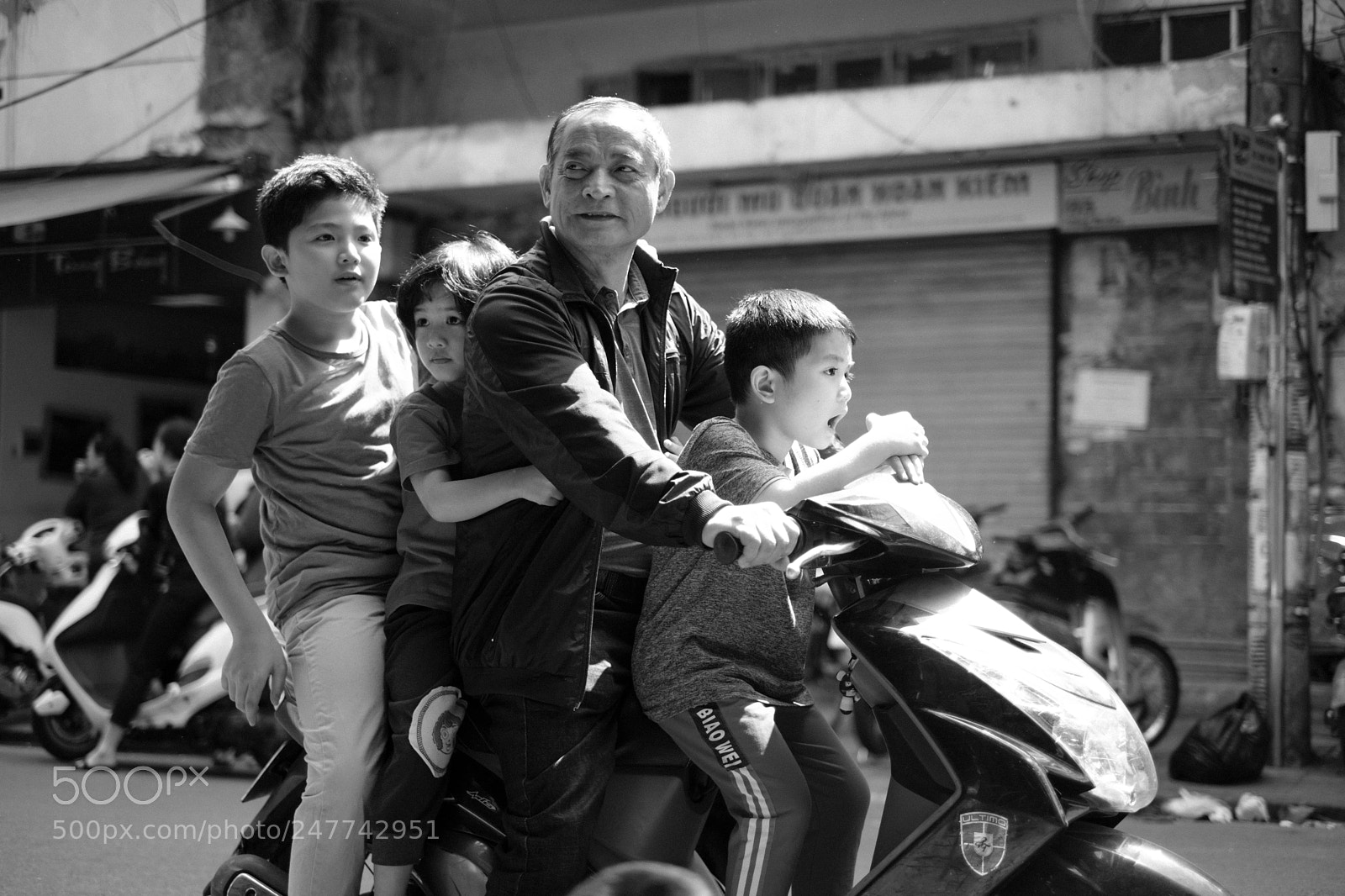 Fujifilm X-Pro2 sample photo. Family on a scooter photography