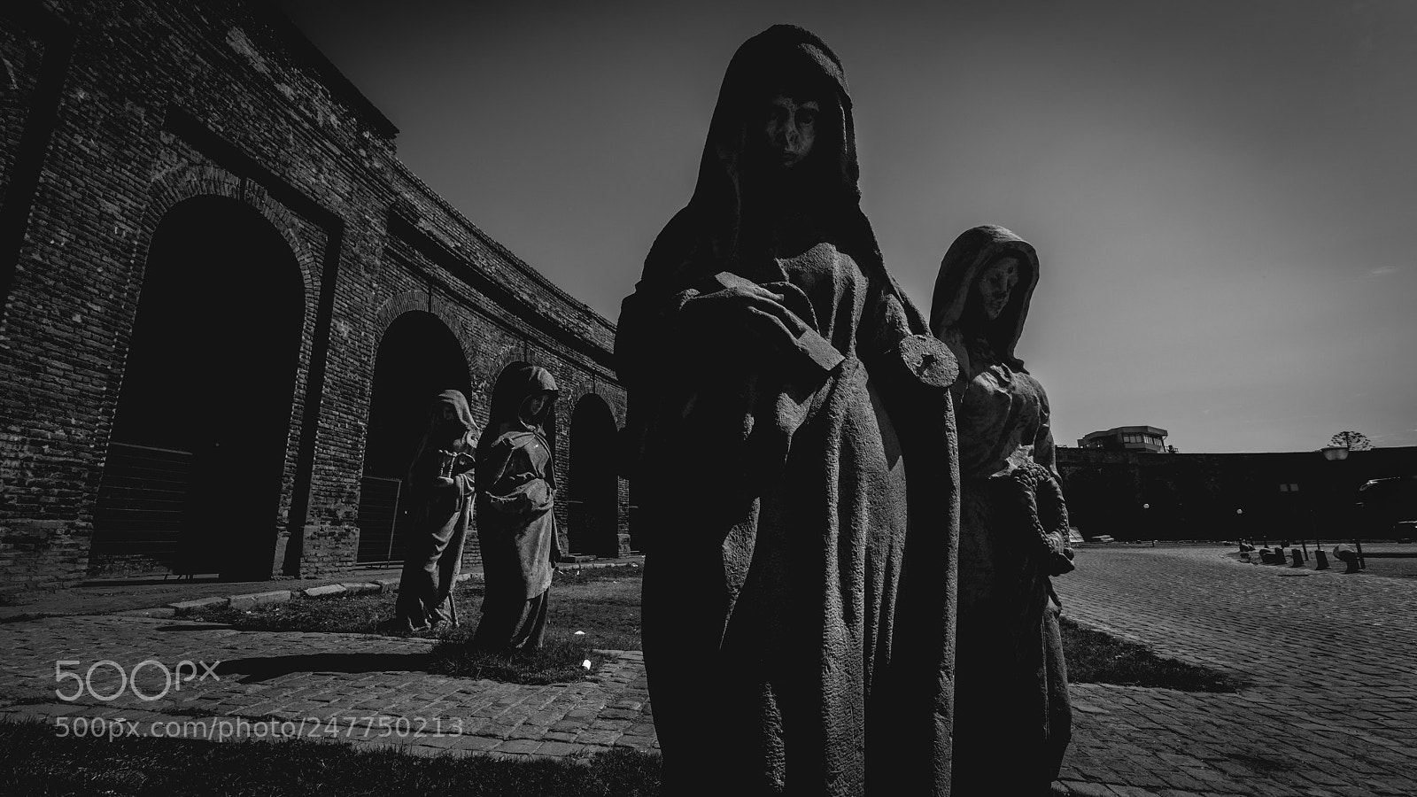 Canon EOS-1Ds Mark III sample photo. Monjas del cementerio general photography