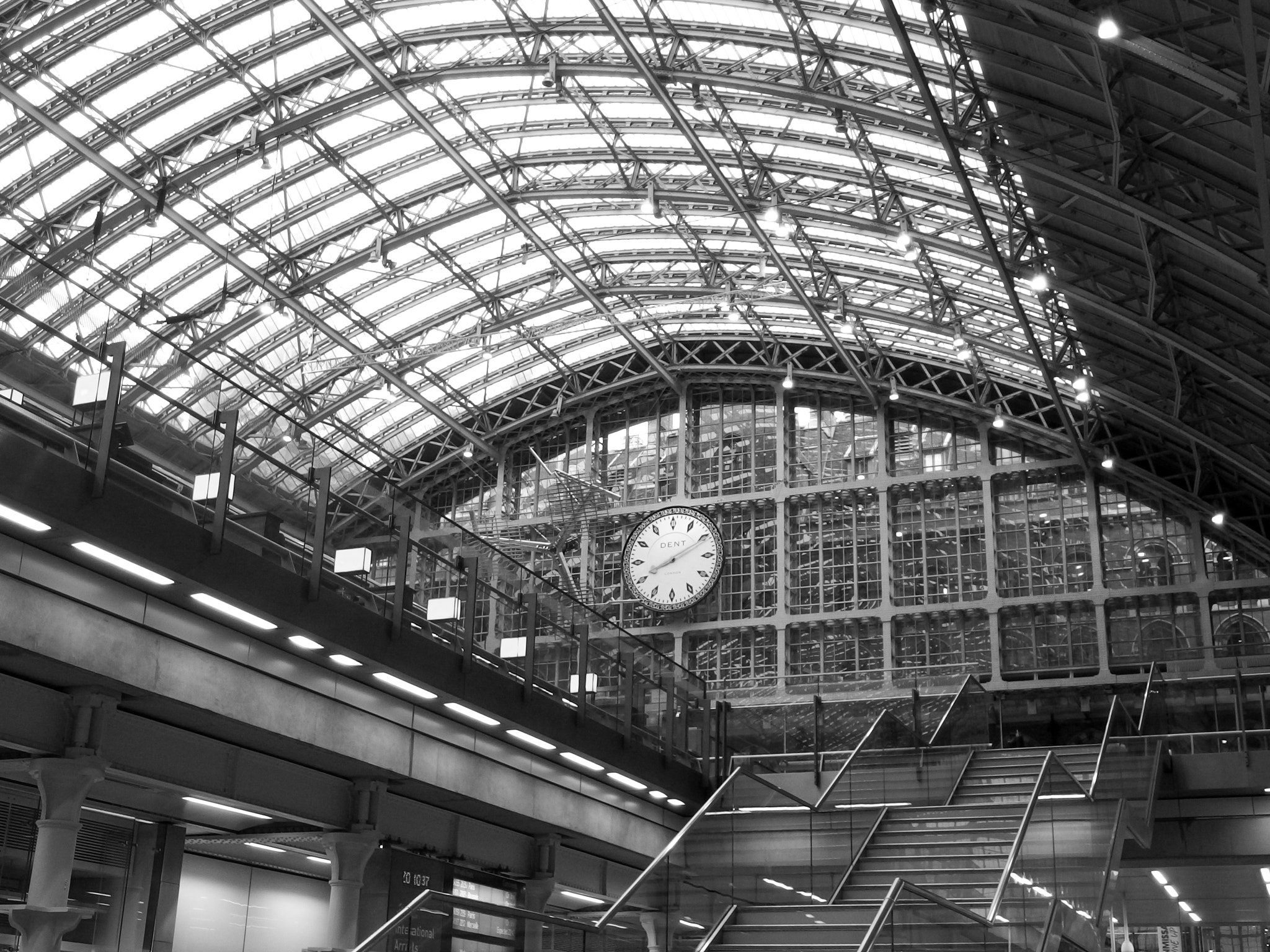 Olympus XZ-2 iHS sample photo. St pancras station photography