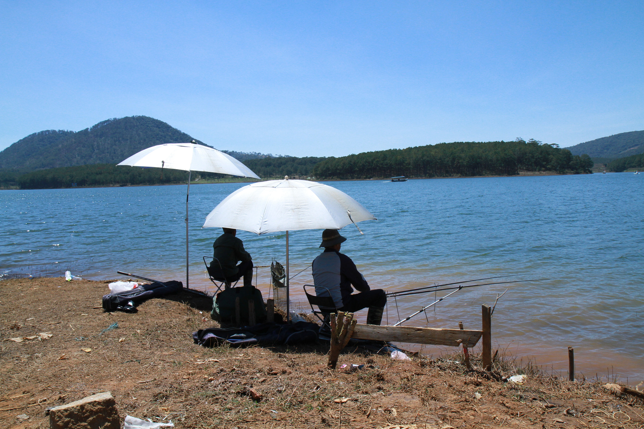 Canon EOS 7D + Canon EF-S 17-55mm F2.8 IS USM sample photo. Depressed in the water photography