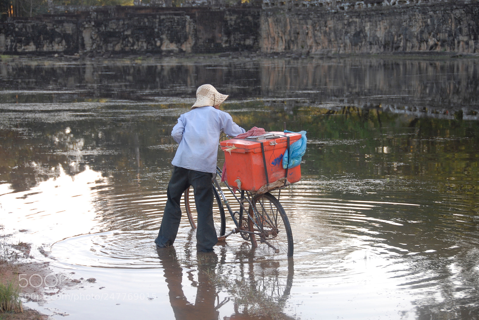 Nikon D200 sample photo. Not an easy commute photography