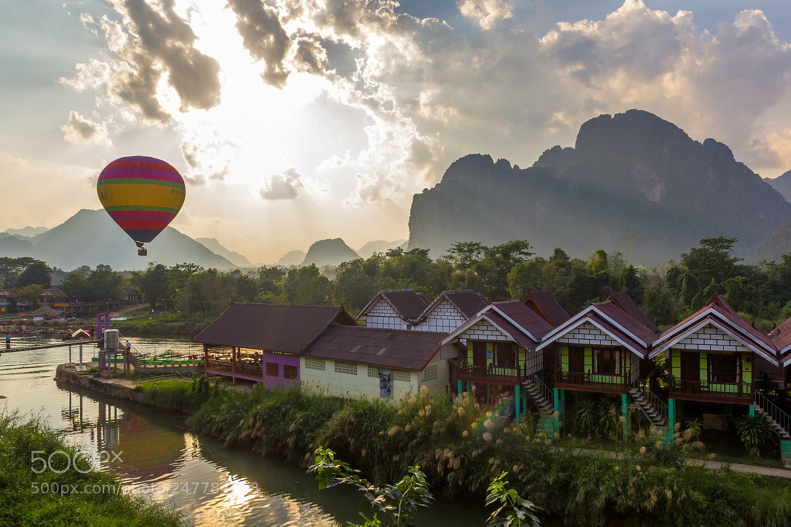 Canon EOS 550D (EOS Rebel T2i / EOS Kiss X4) sample photo. Sunset in veng vieng photography