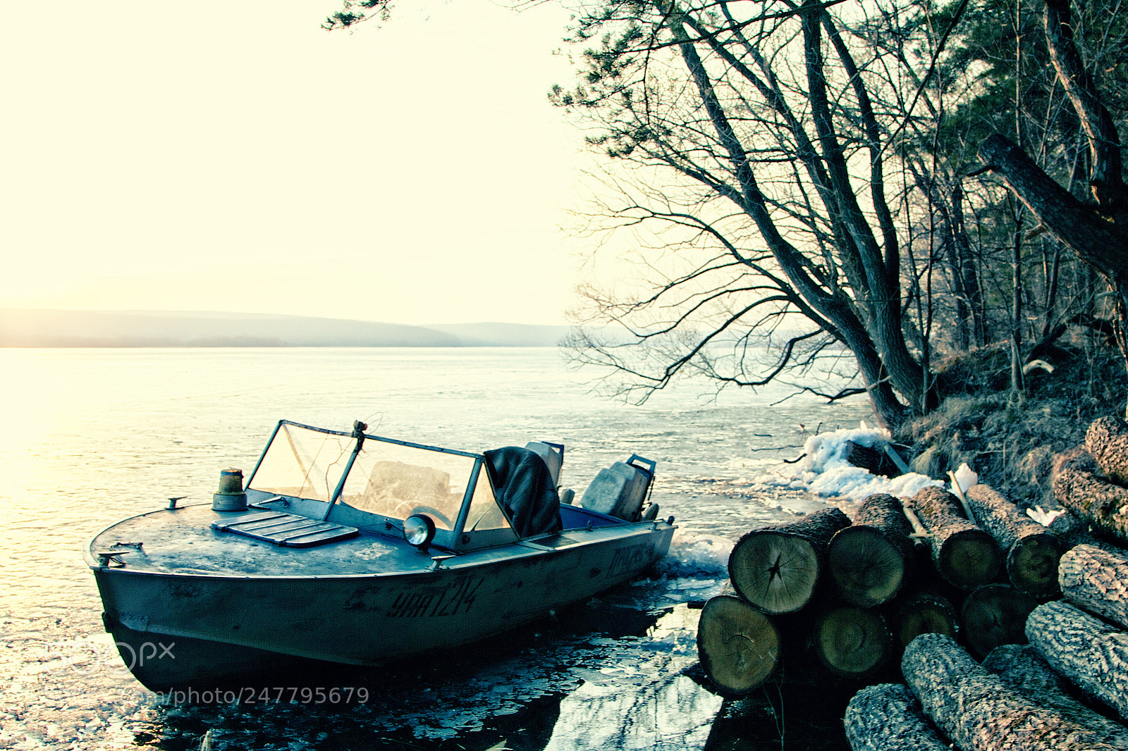 Canon EOS 550D (EOS Rebel T2i / EOS Kiss X4) sample photo. Winter boat photography