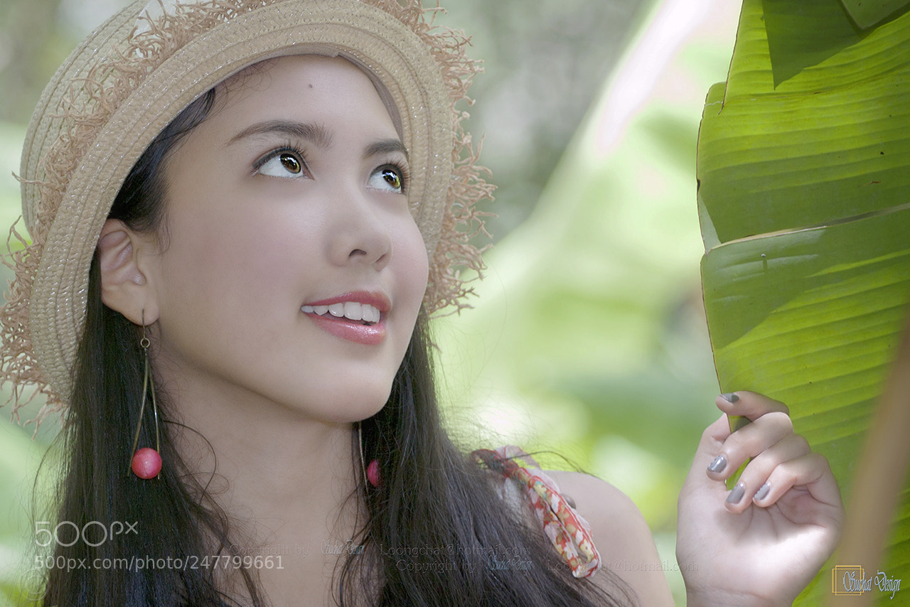 Canon EOS 450D (EOS Rebel XSi / EOS Kiss X2) sample photo. A girl and banana photography