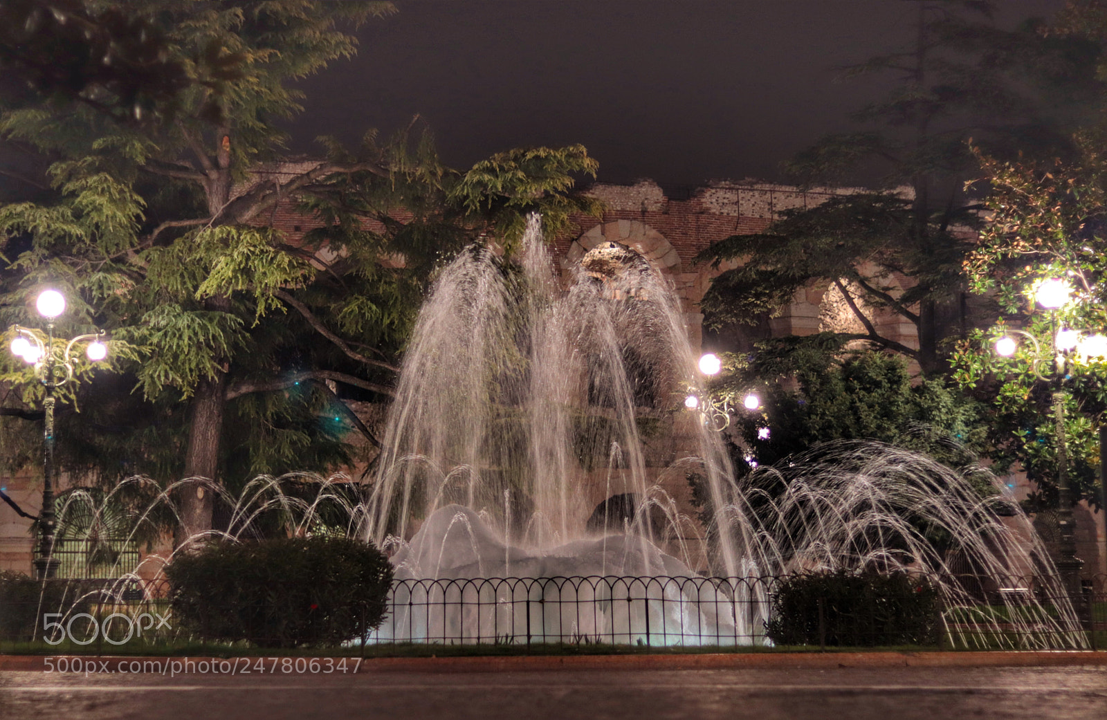 Canon EOS 77D (EOS 9000D / EOS 770D) sample photo. Fontana di ghiaccio photography