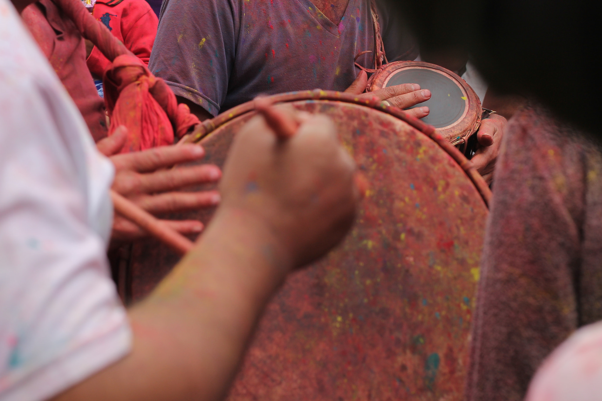 Canon EOS 1100D (EOS Rebel T3 / EOS Kiss X50) + Canon EF 50mm F1.8 II sample photo. Close view of people playing traditional nepalese  ... photography