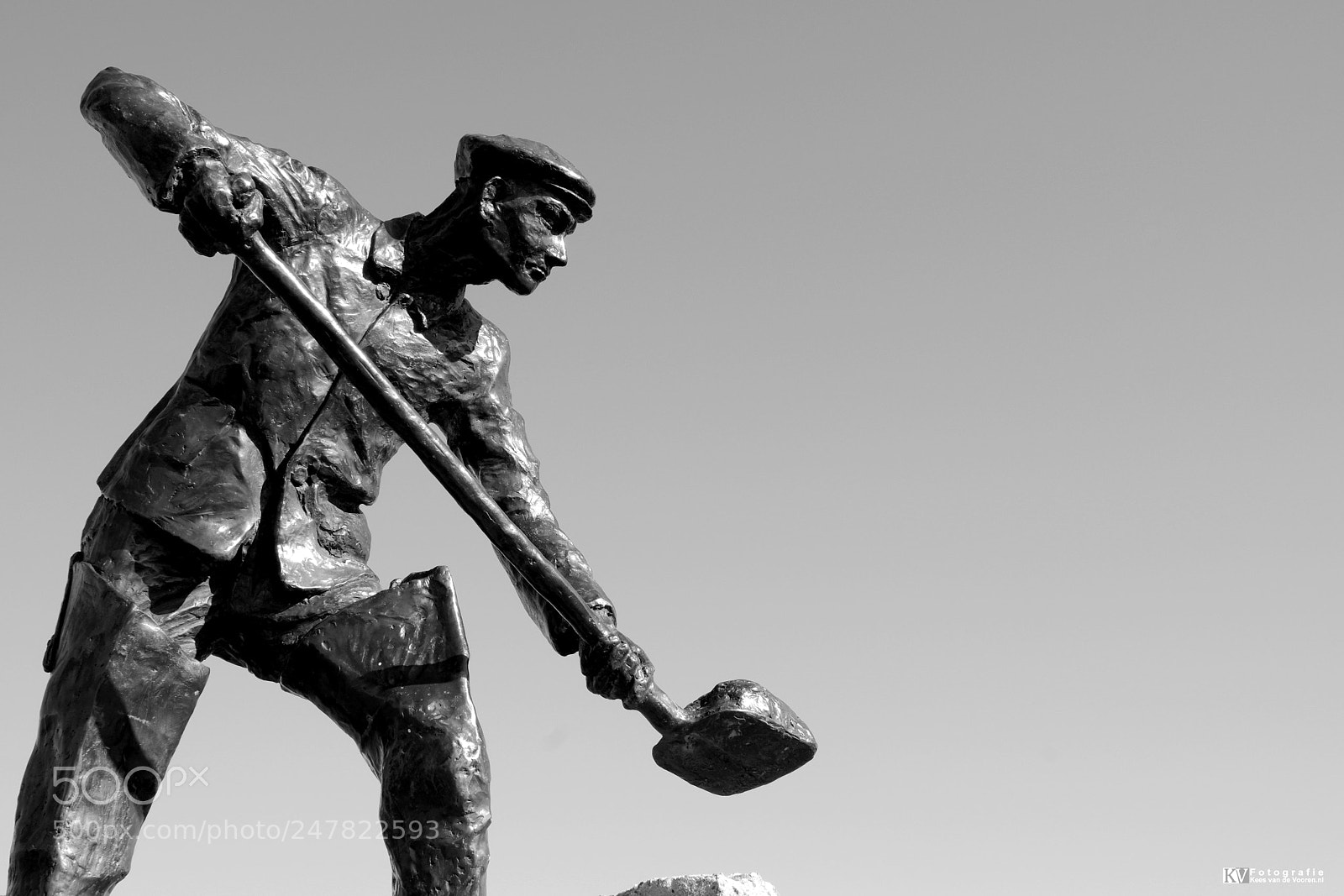 Pentax K-3 II sample photo. Statue of a worker photography