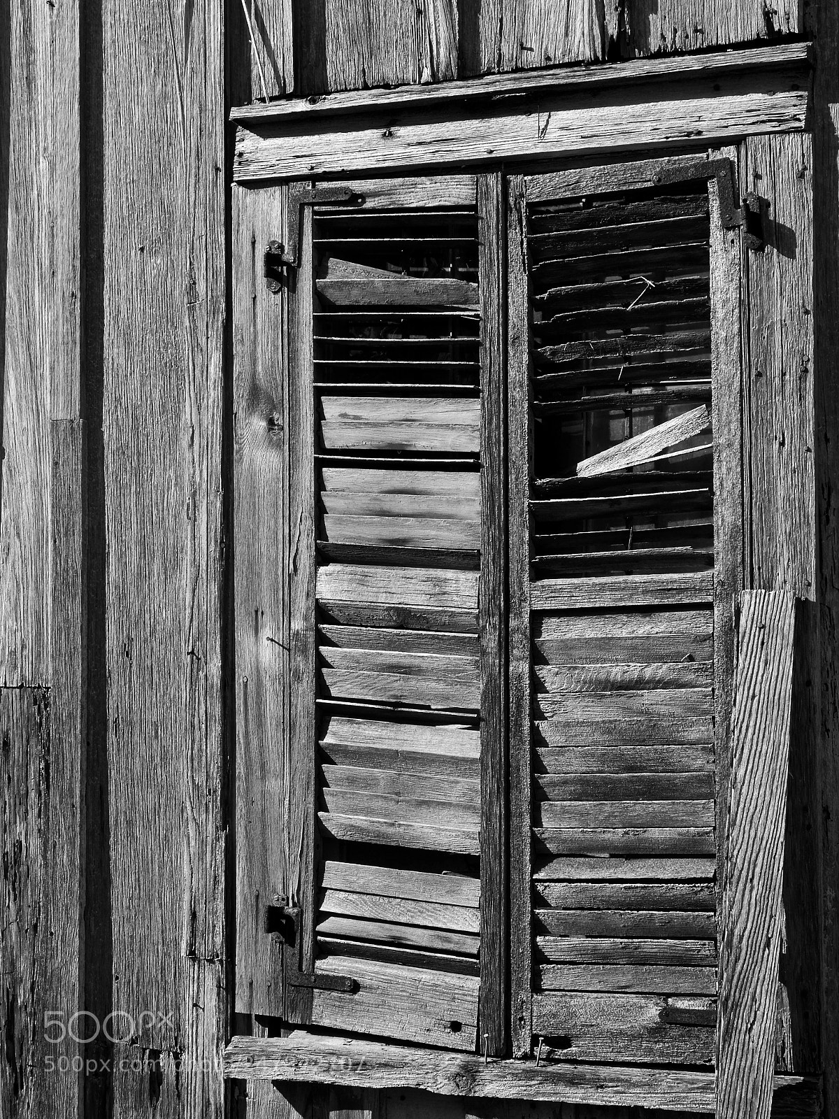 Olympus OM-D E-M1 Mark II sample photo. Weathered wood shutters photography