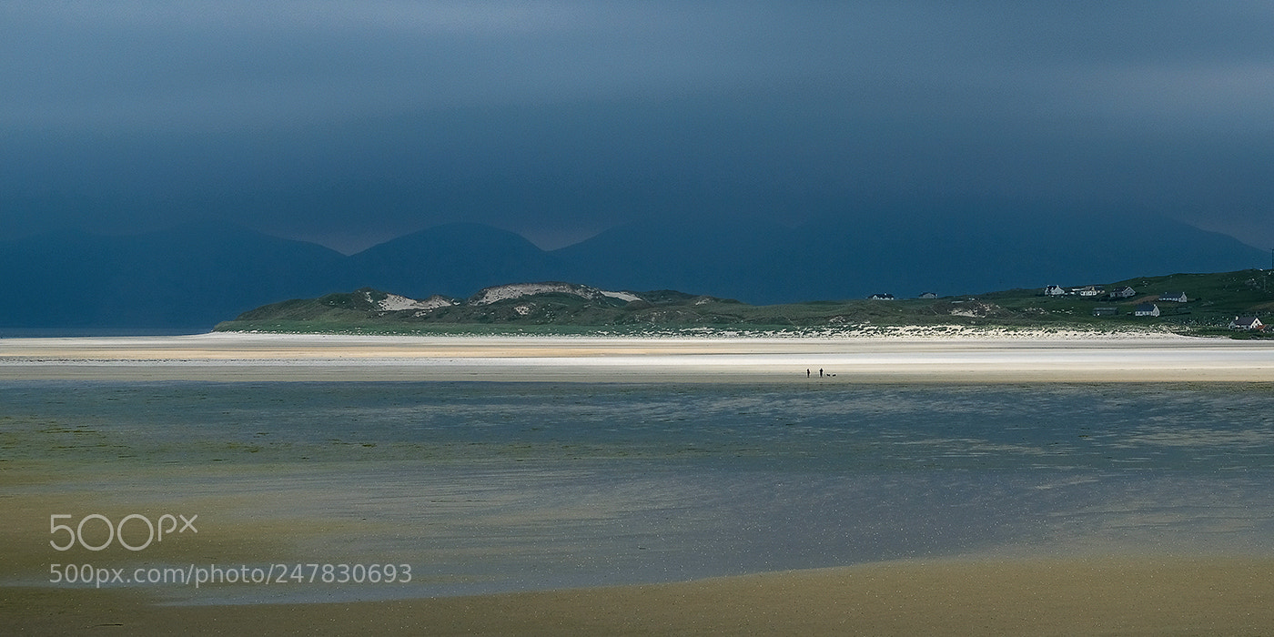 Fujifilm X-Pro2 sample photo. Dog walkers on luskentyre photography