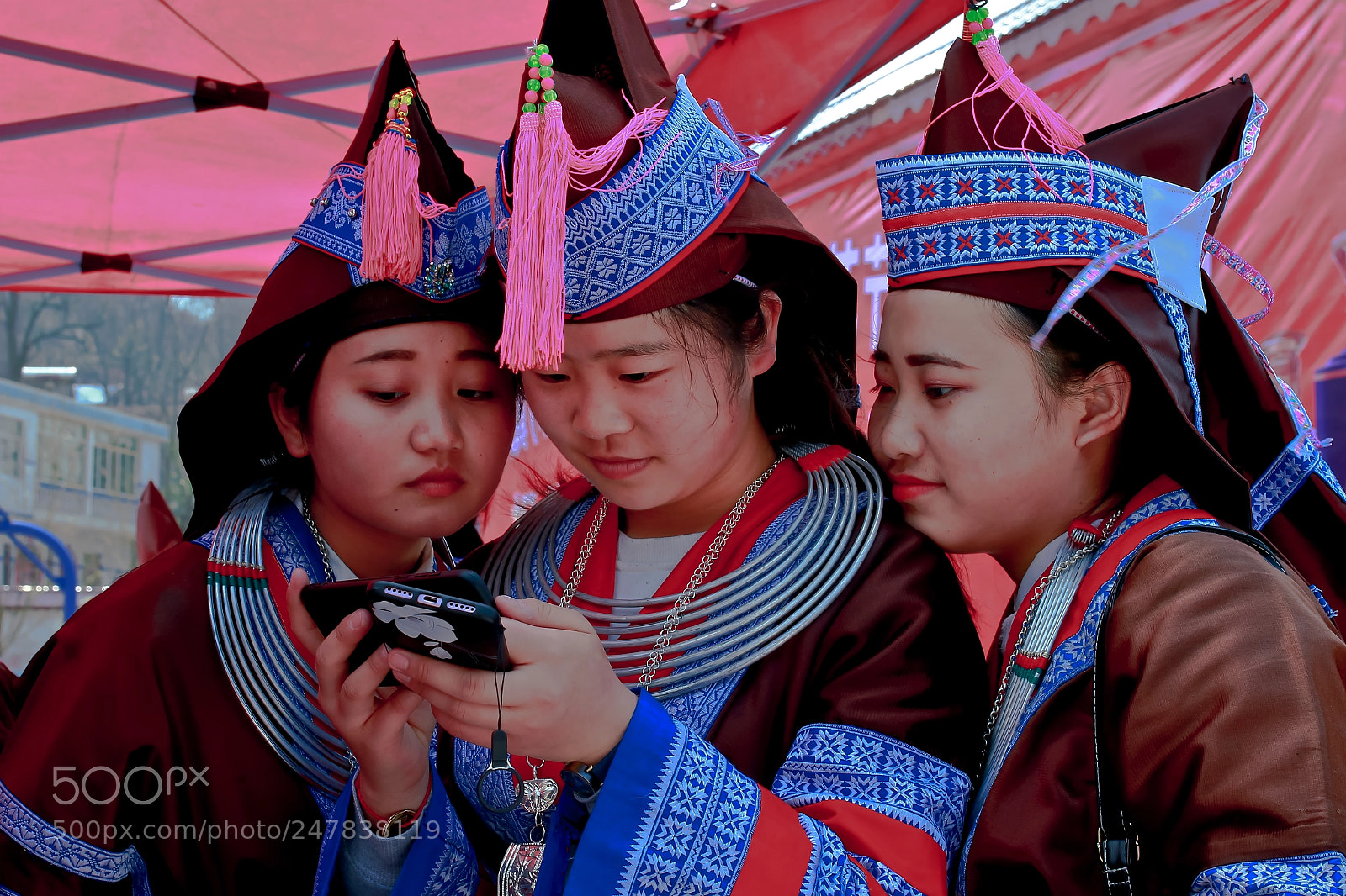Canon EOS 550D (EOS Rebel T2i / EOS Kiss X4) sample photo. Miao girls in guizhou photography