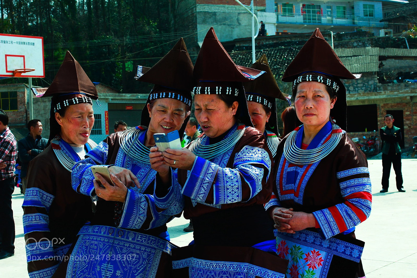 Canon EOS 550D (EOS Rebel T2i / EOS Kiss X4) sample photo. The miao women in photography