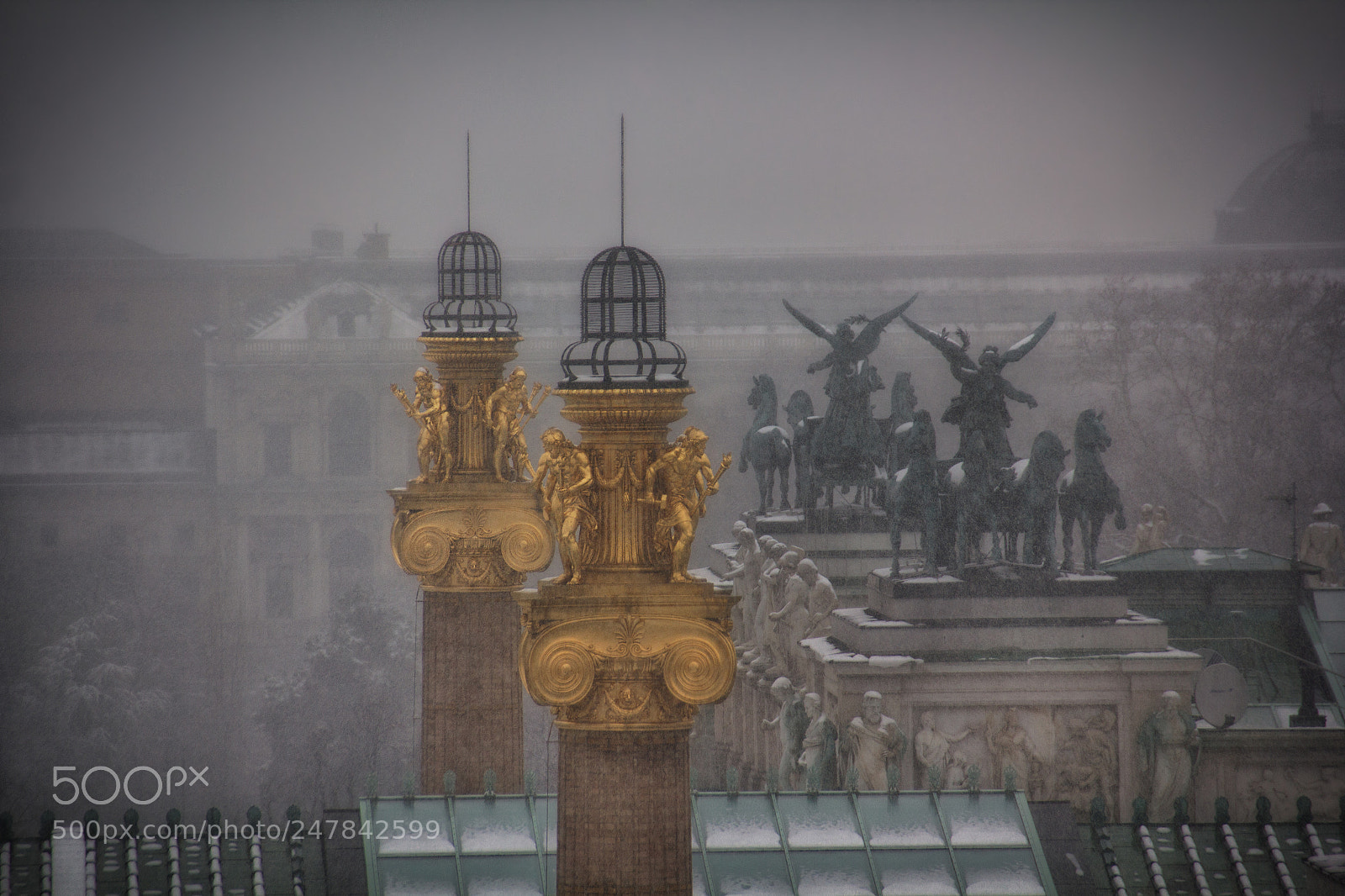 Canon EOS 550D (EOS Rebel T2i / EOS Kiss X4) sample photo. Misty cold vienna photography