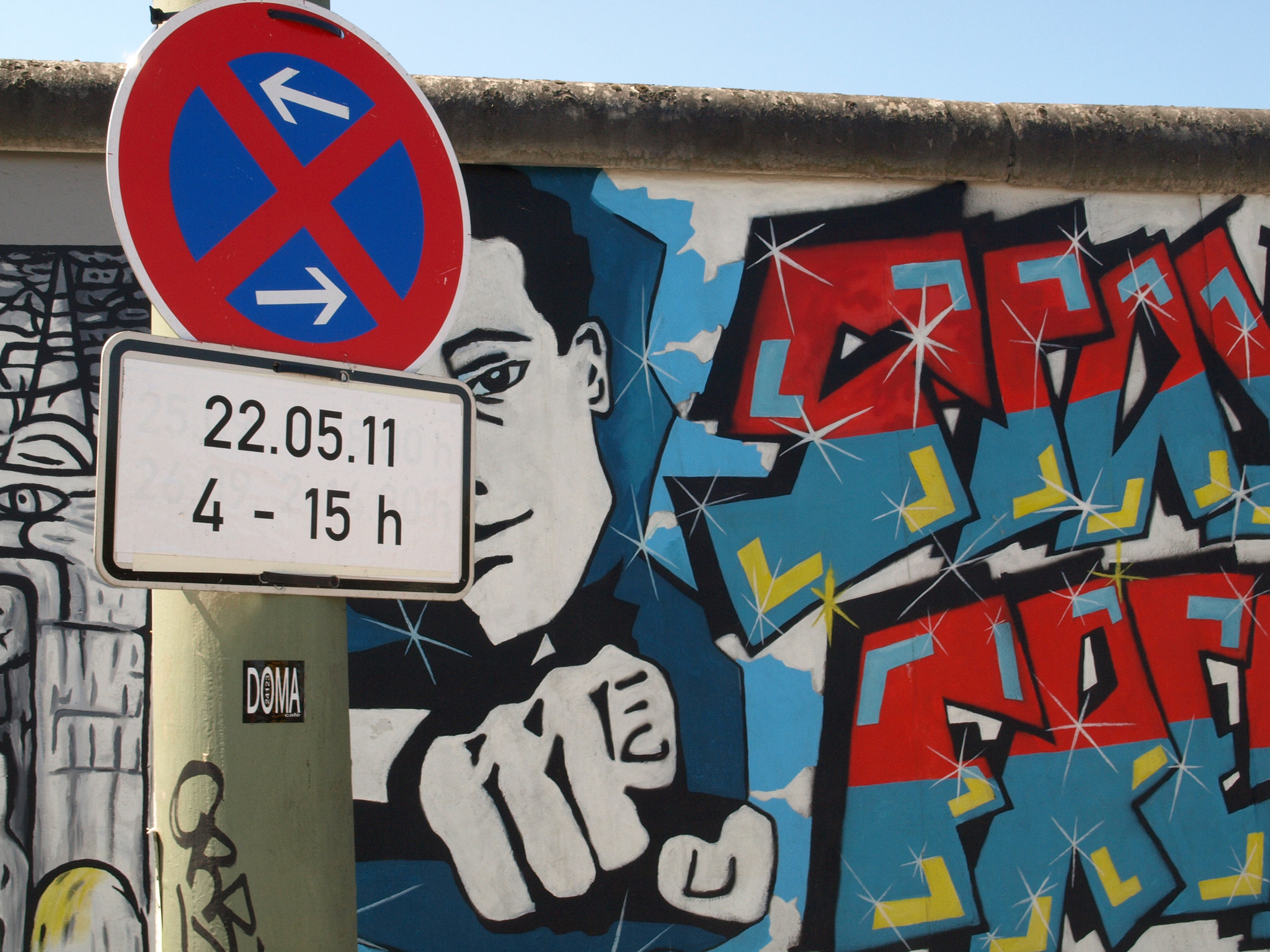 Olympus E-410 (EVOLT E-410) sample photo. Berlin wall art photography