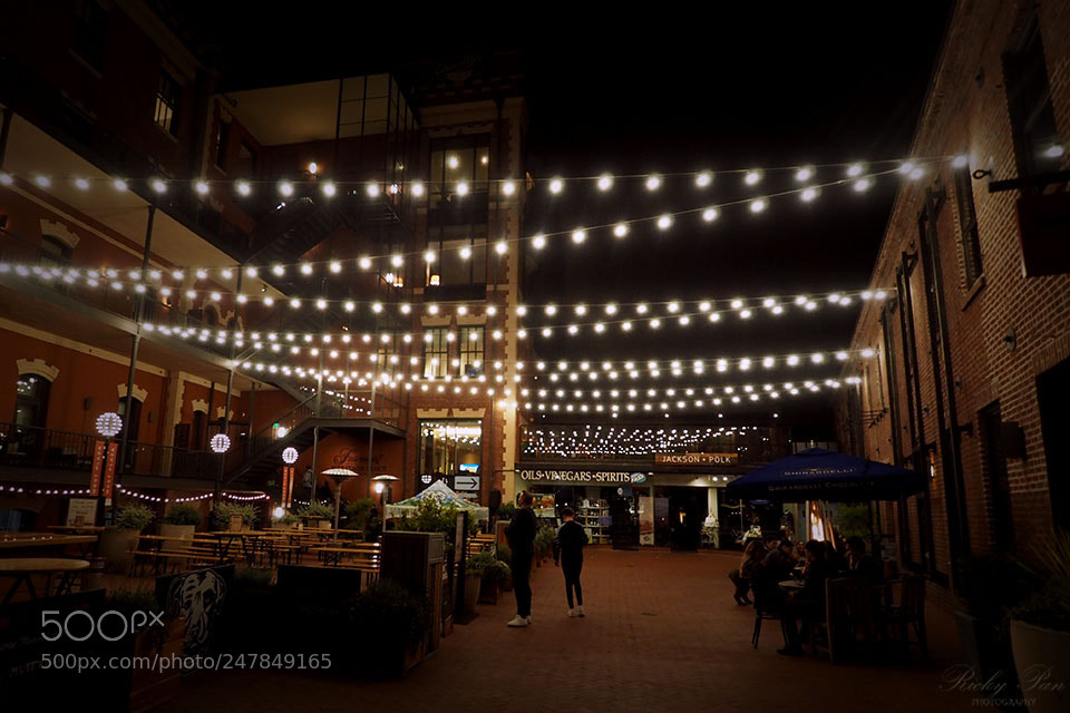 Olympus OM-D E-M5 II sample photo. Midnight cafe photography