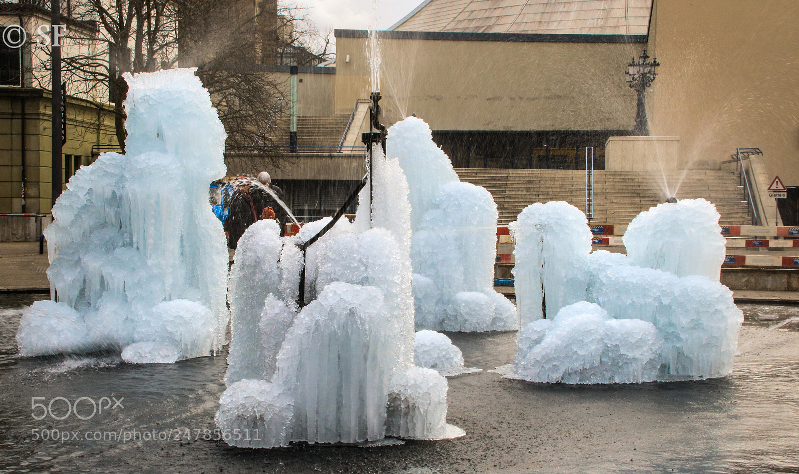 Canon EOS 750D (EOS Rebel T6i / EOS Kiss X8i) sample photo. The tinguely-fountain in winter photography