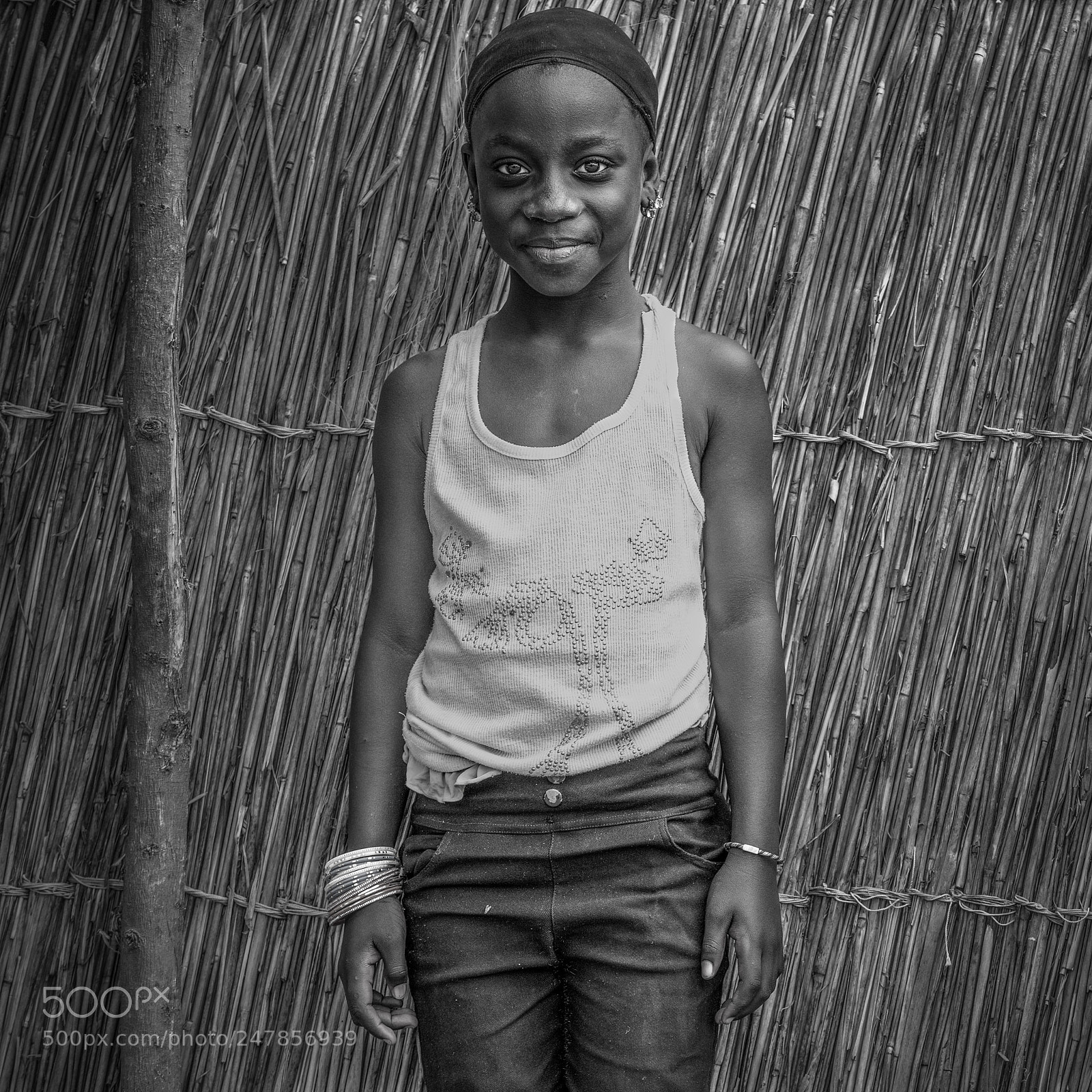 Nikon D800 sample photo. Girl and straw fence photography