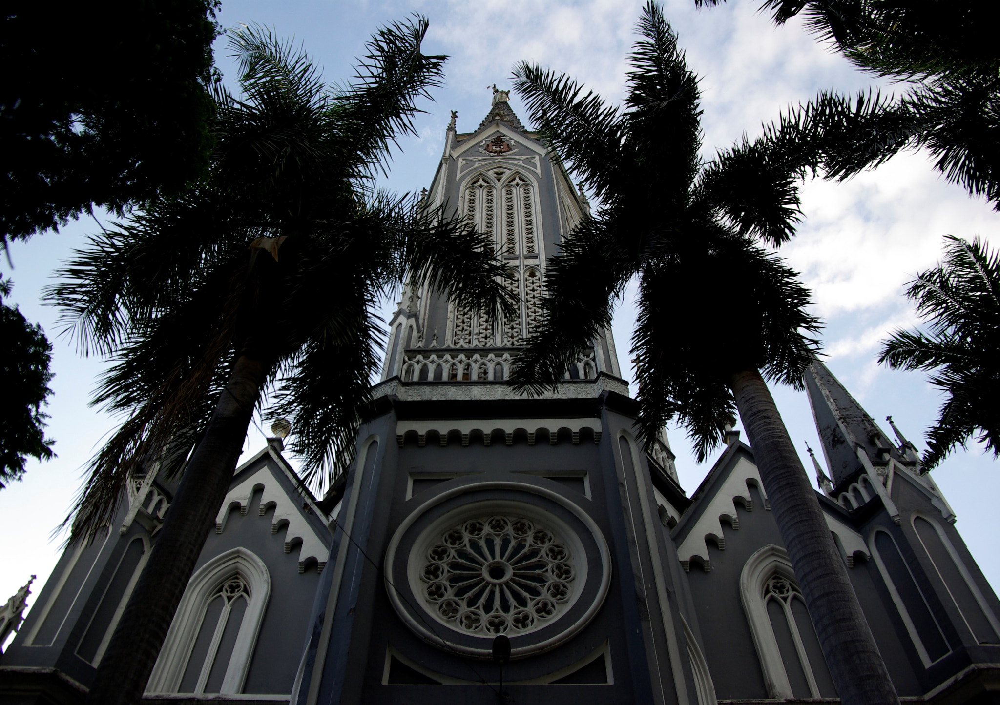 Pentax K10D sample photo. Church and palms photography