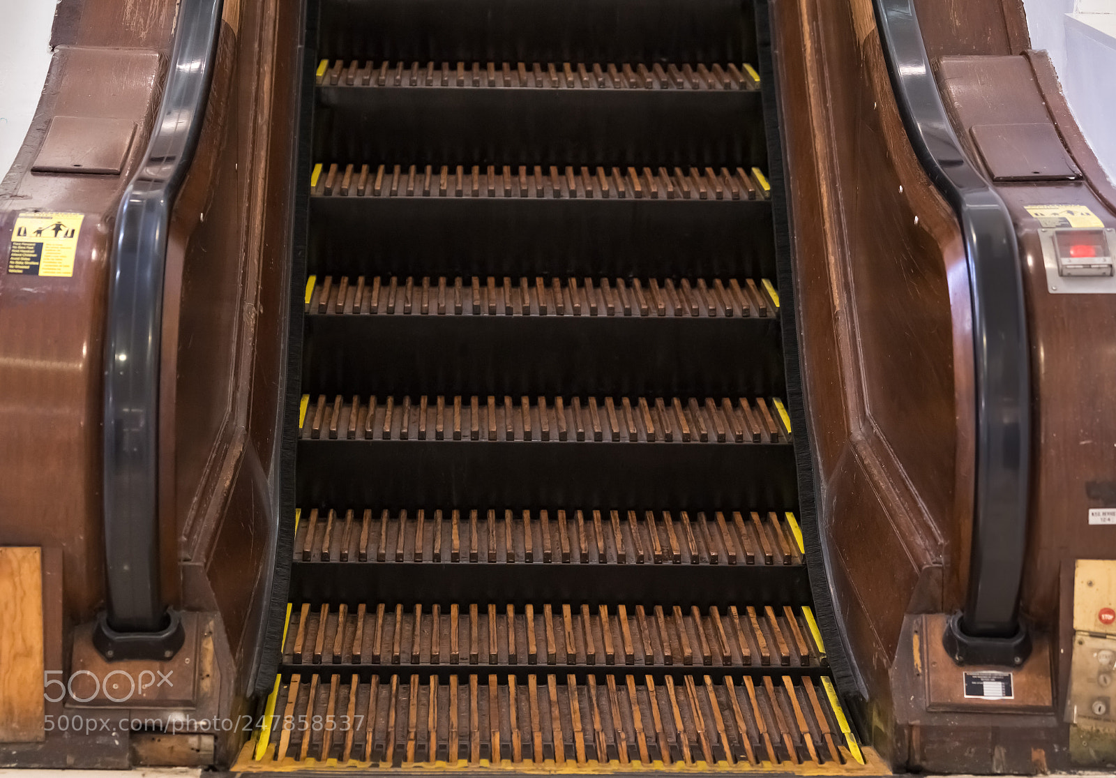 Nikon D500 sample photo. Newyork macys wooden escalator photography