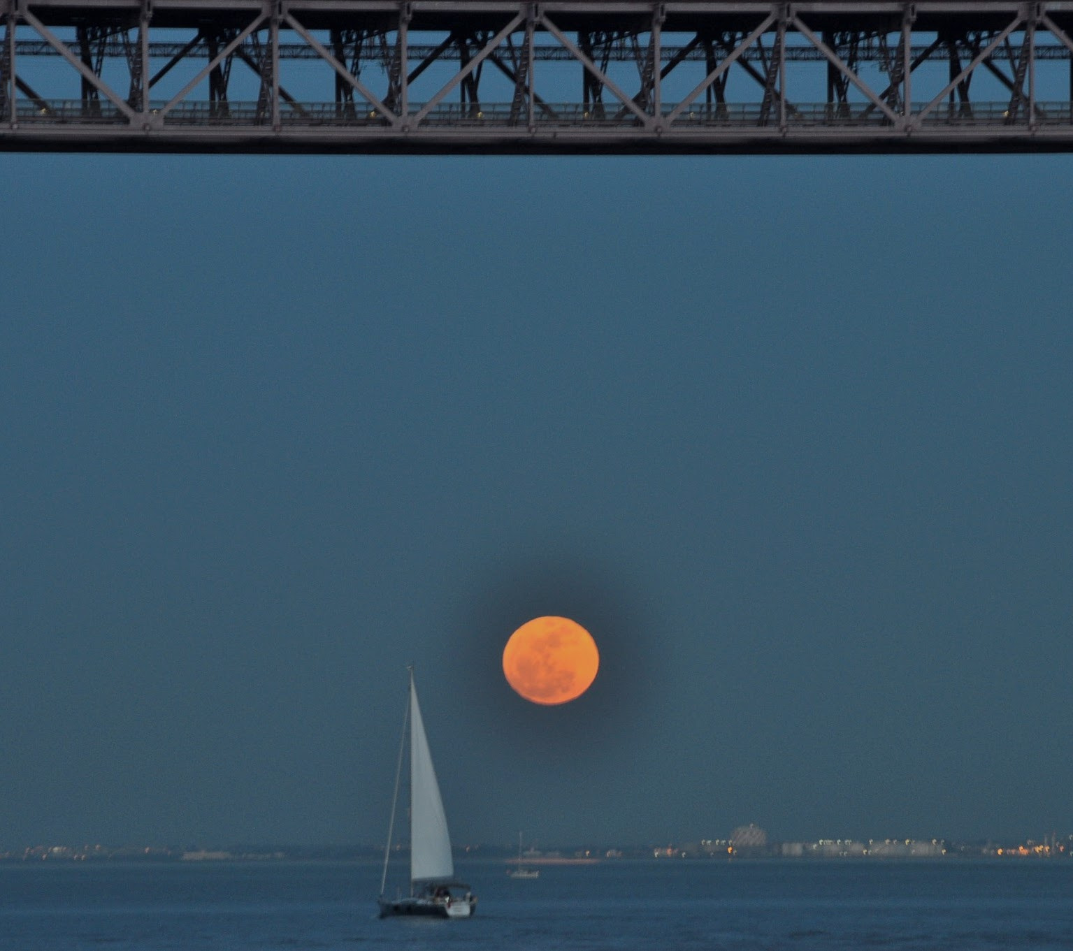 Sigma 70-300mm F4-5.6 APO DG Macro sample photo. The moon in the river! photography