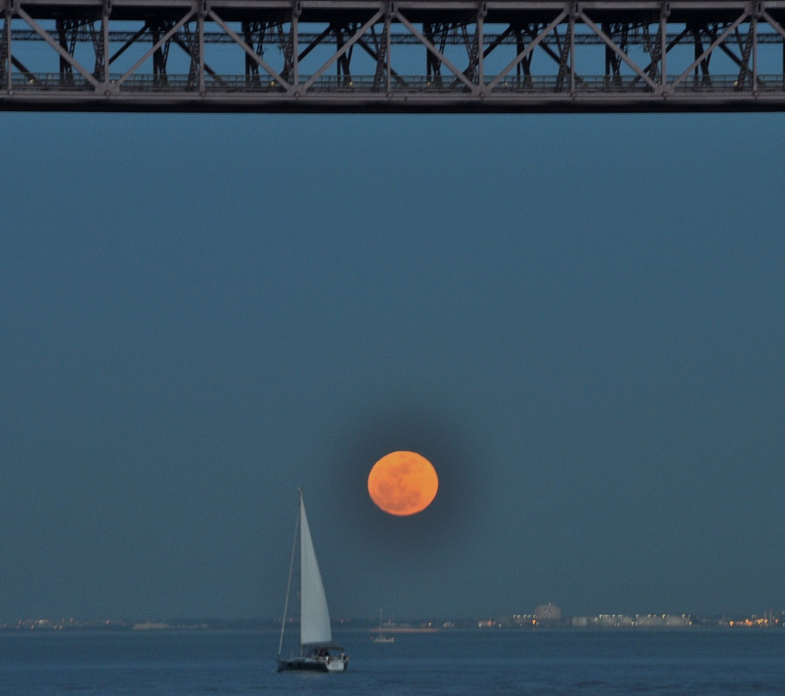 Nikon D5000 + Sigma 70-300mm F4-5.6 APO DG Macro sample photo. The moon in the river! photography