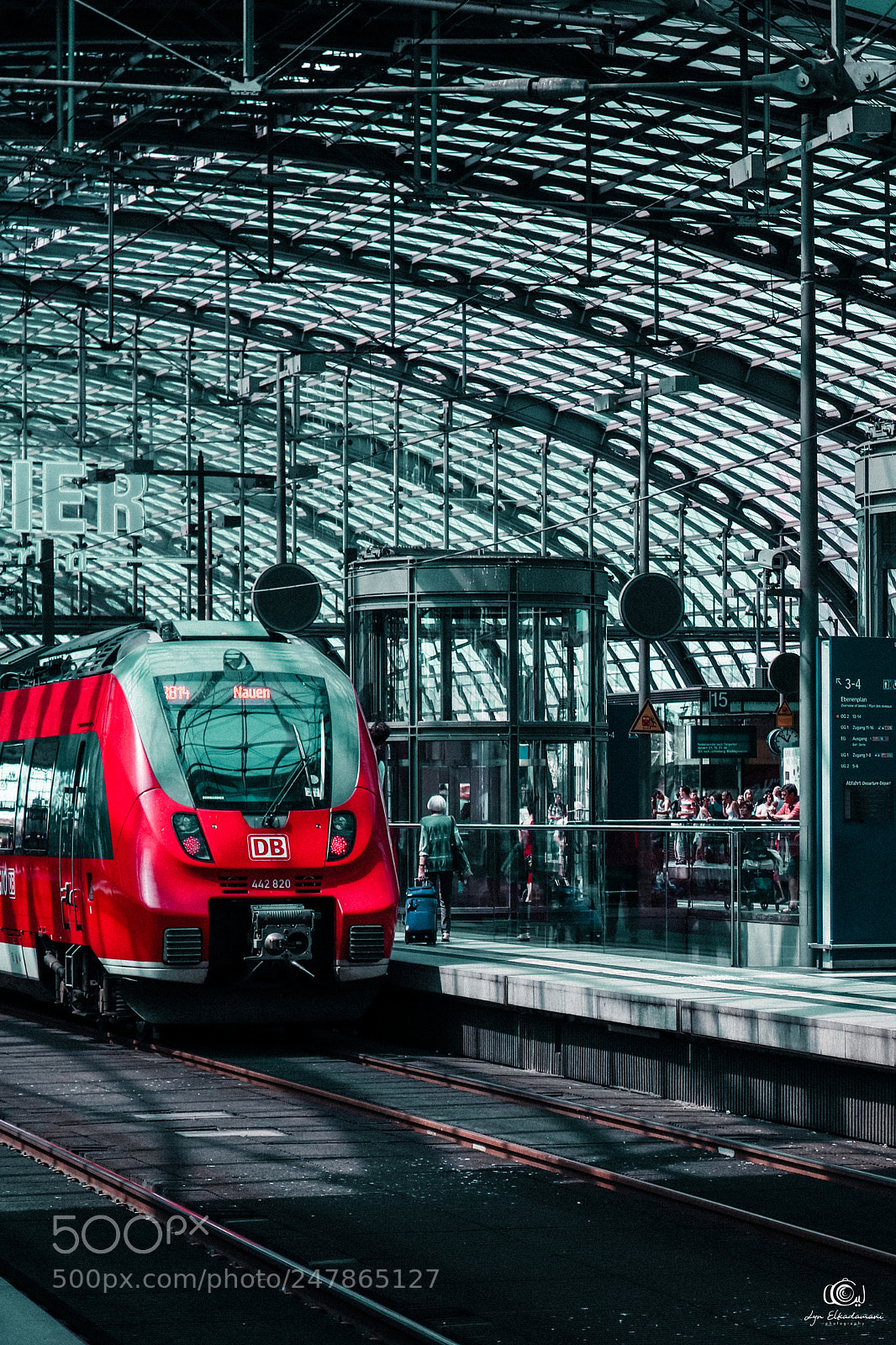Canon EOS 750D (EOS Rebel T6i / EOS Kiss X8i) sample photo. Berlin hauptbahnhof photography