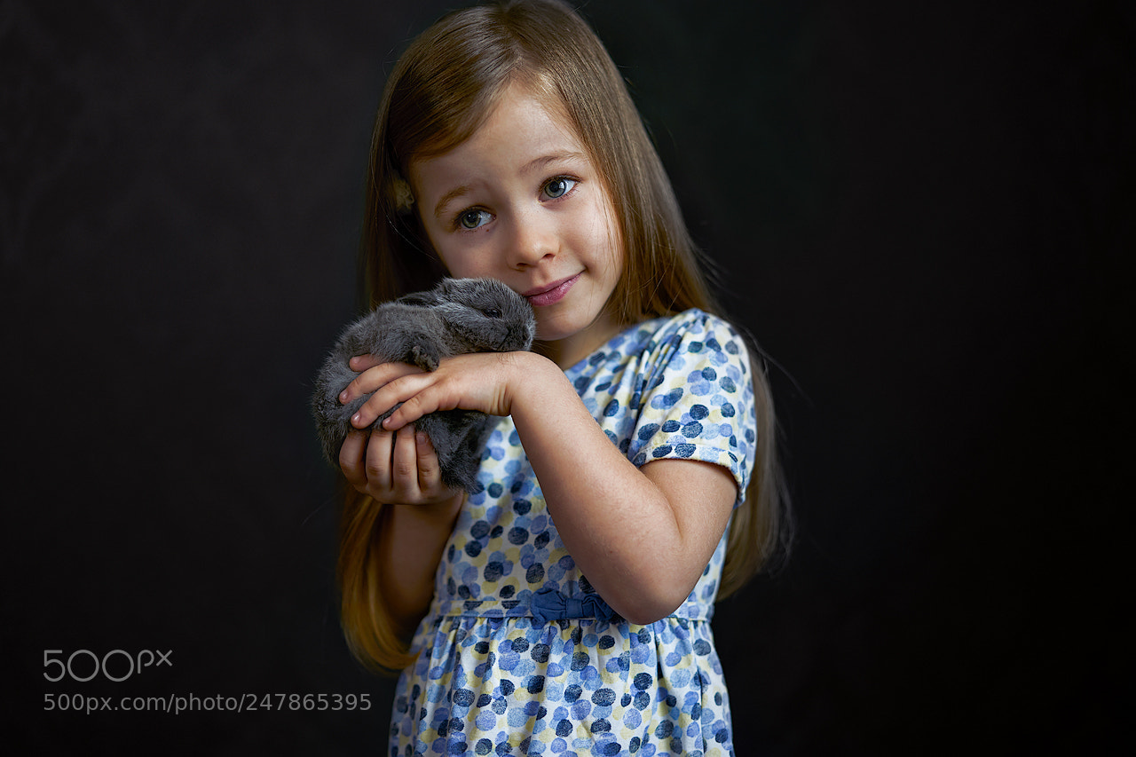 Sony a7 II sample photo. Little girl with rabbit photography
