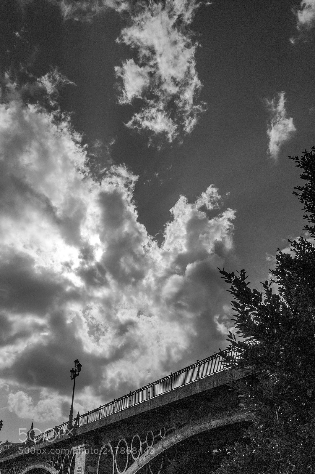 Apple iPhone SE sample photo. El puente de triana photography