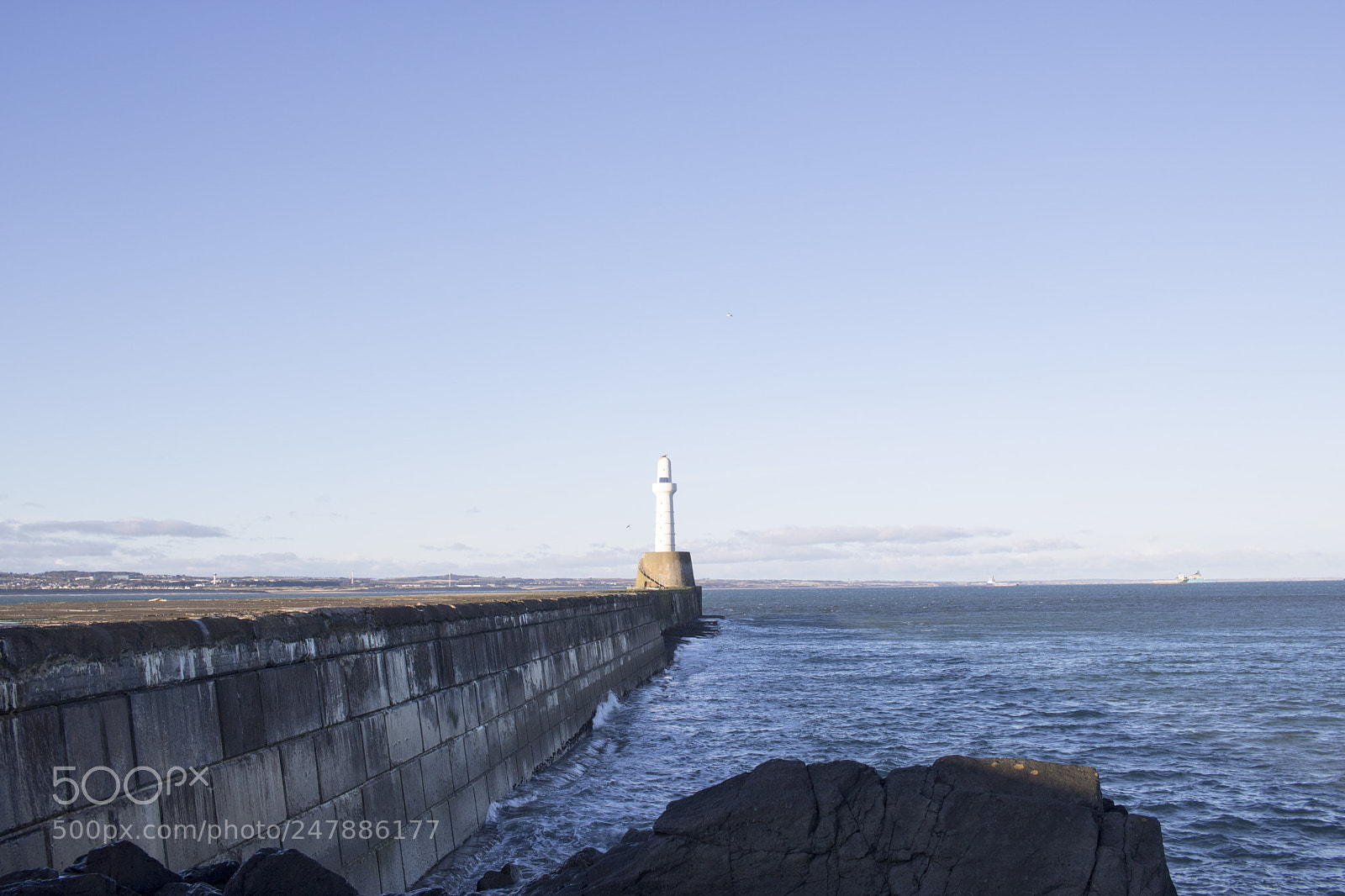 Canon EOS 750D (EOS Rebel T6i / EOS Kiss X8i) sample photo. Aberdeen lighthouse in front photography