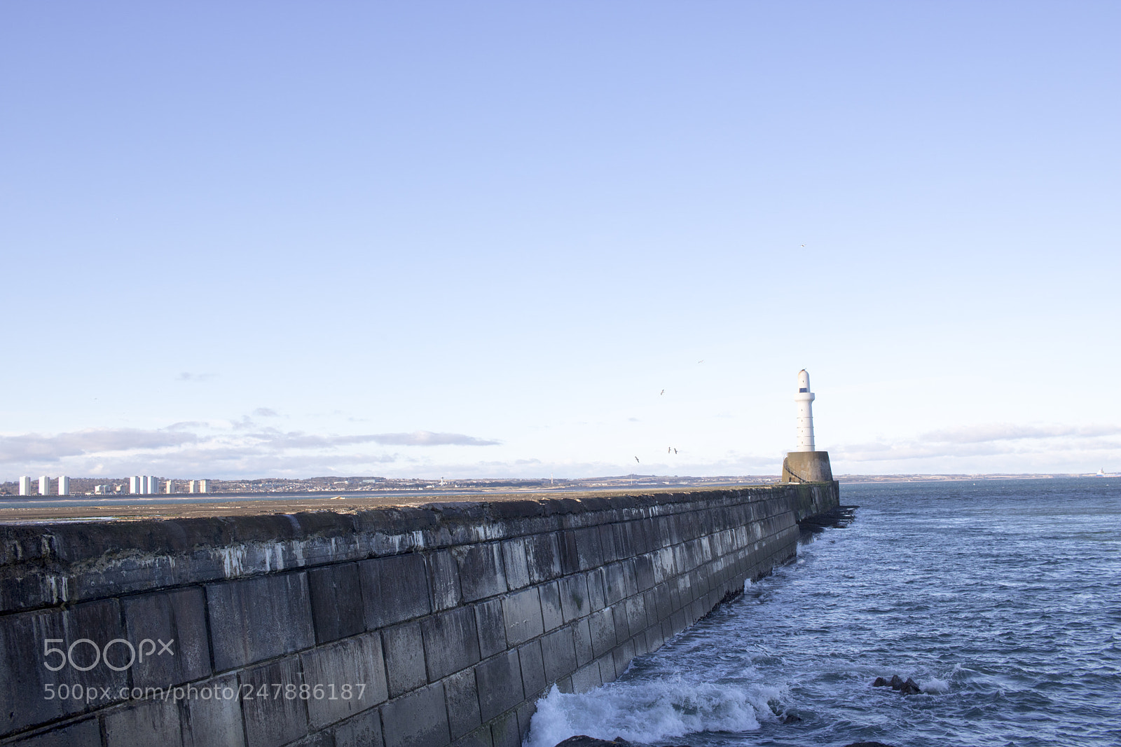Canon EOS 750D (EOS Rebel T6i / EOS Kiss X8i) sample photo. Aberdeen lighthouse in front photography